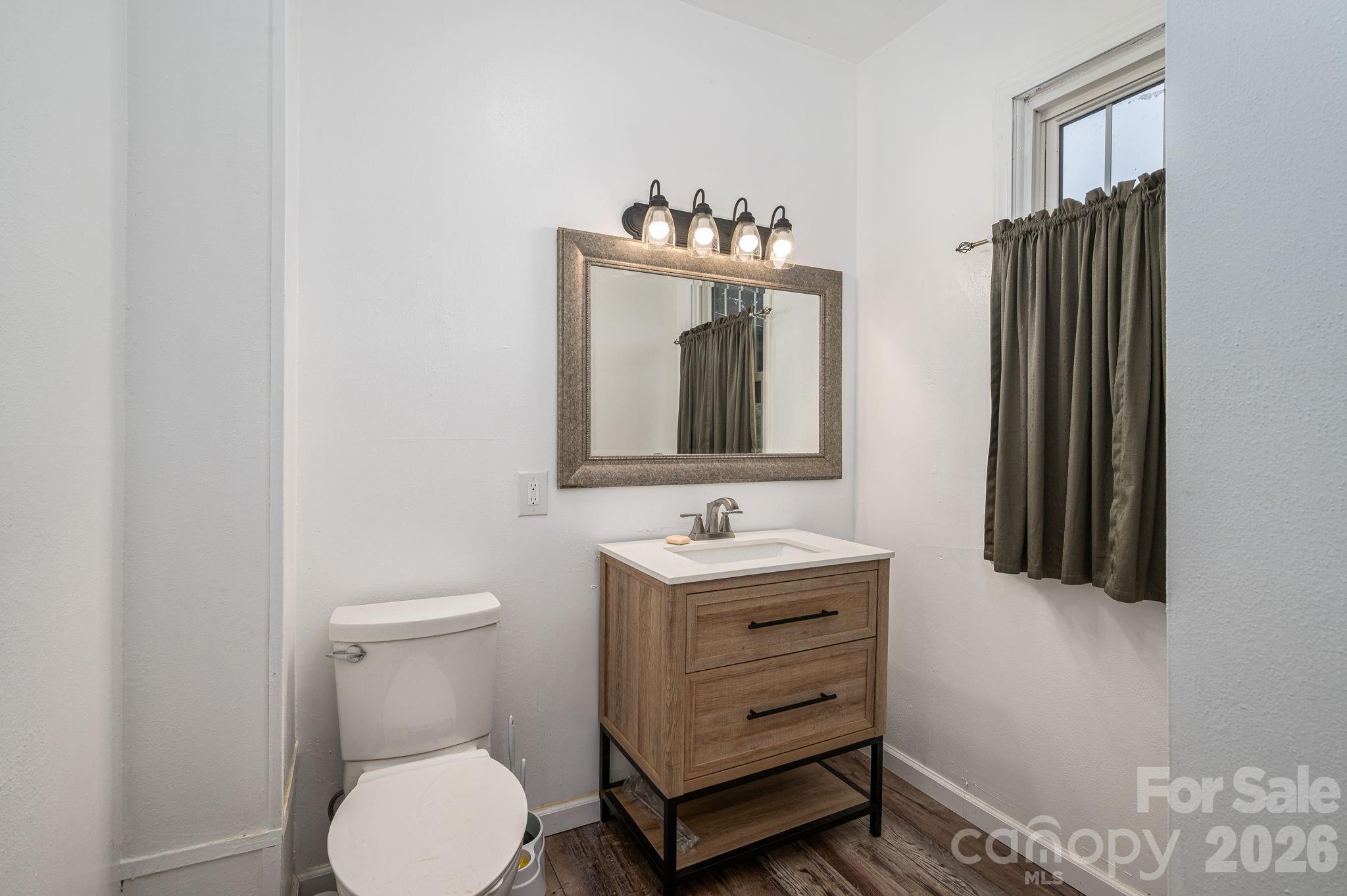 1143 W Stagecoach Trail — Lawndale