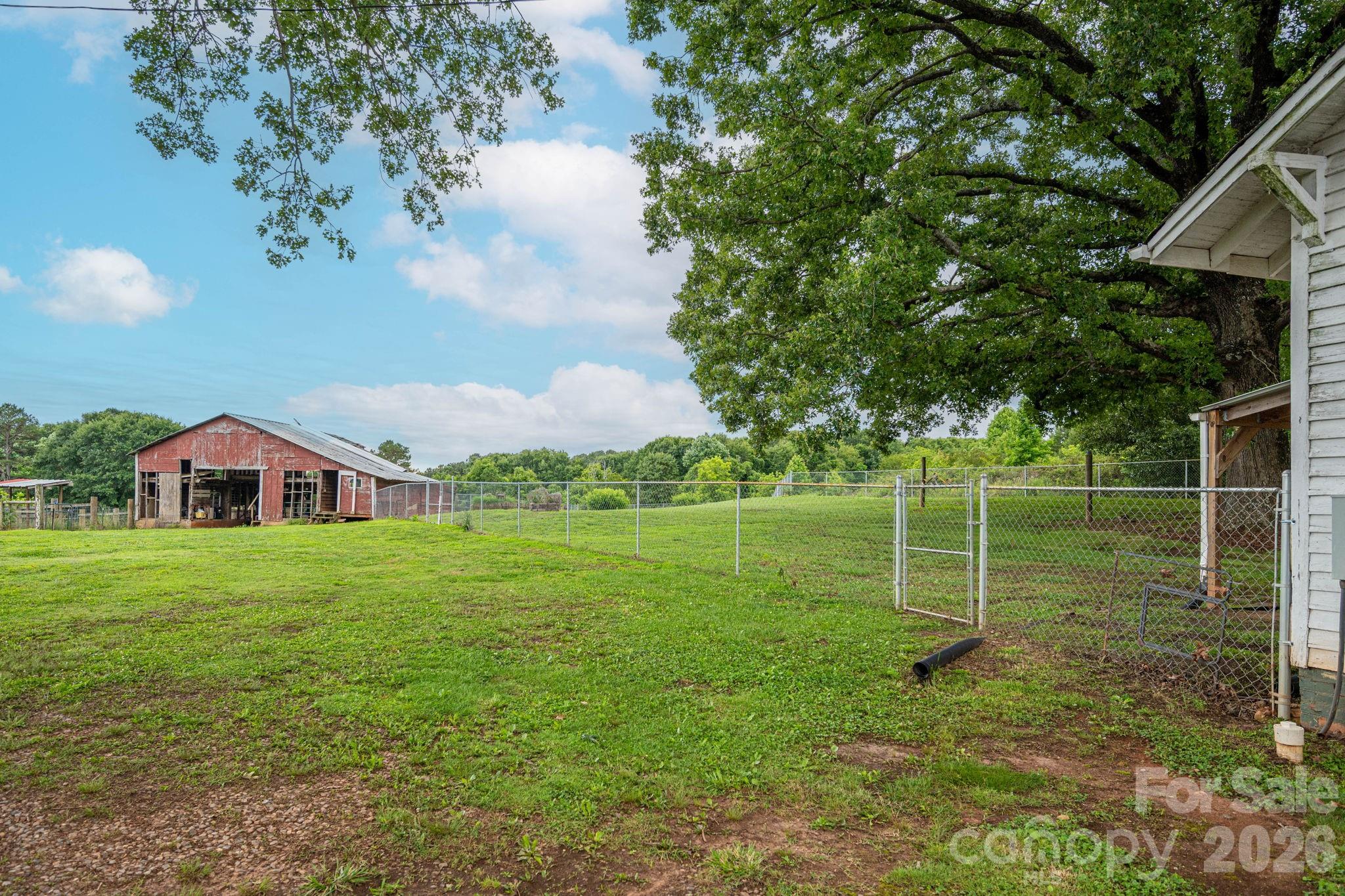 1143 W Stagecoach Trail — Lawndale