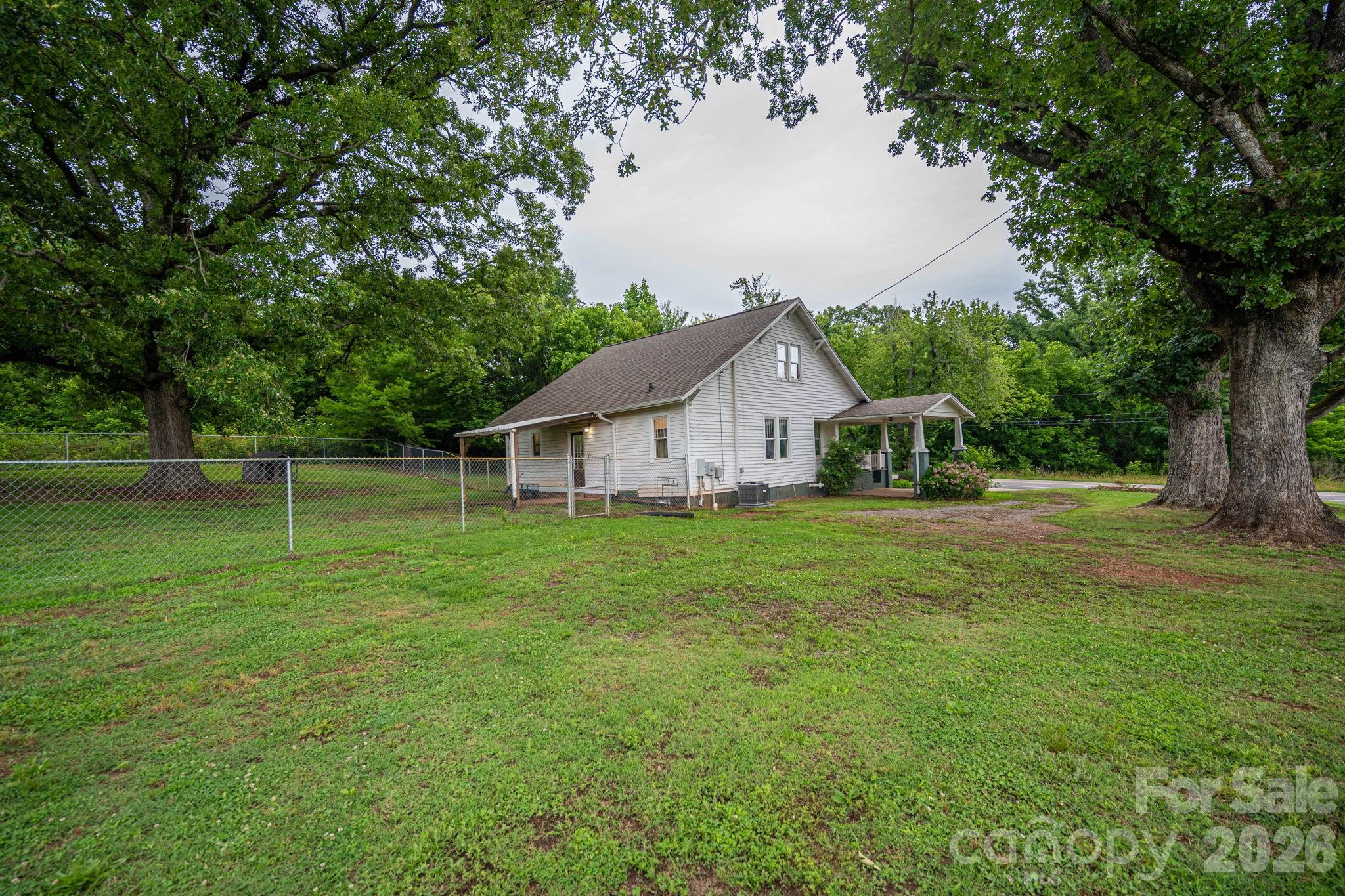 1143 W Stagecoach Trail — Lawndale