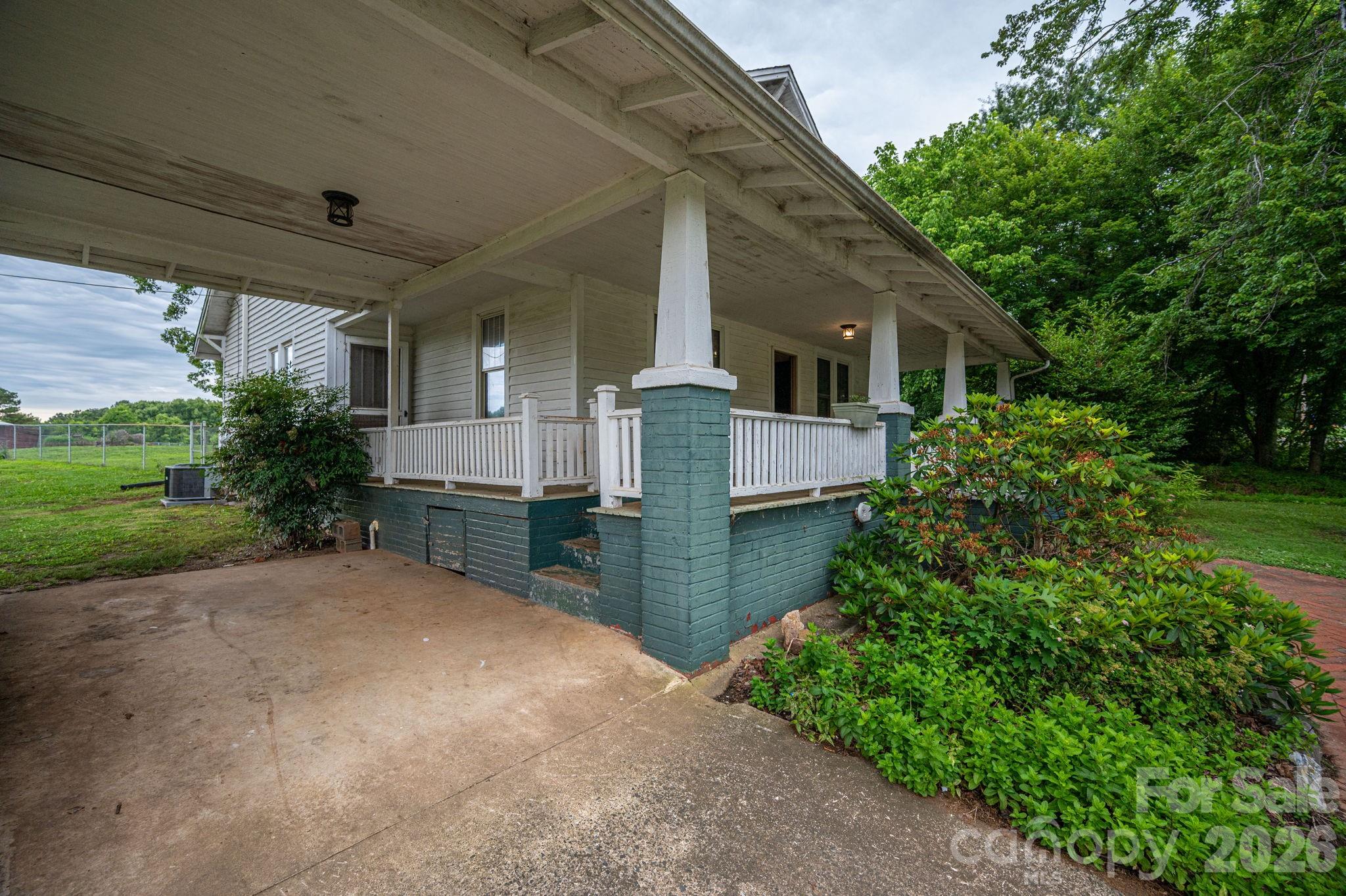 1143 W Stagecoach Trail — Lawndale