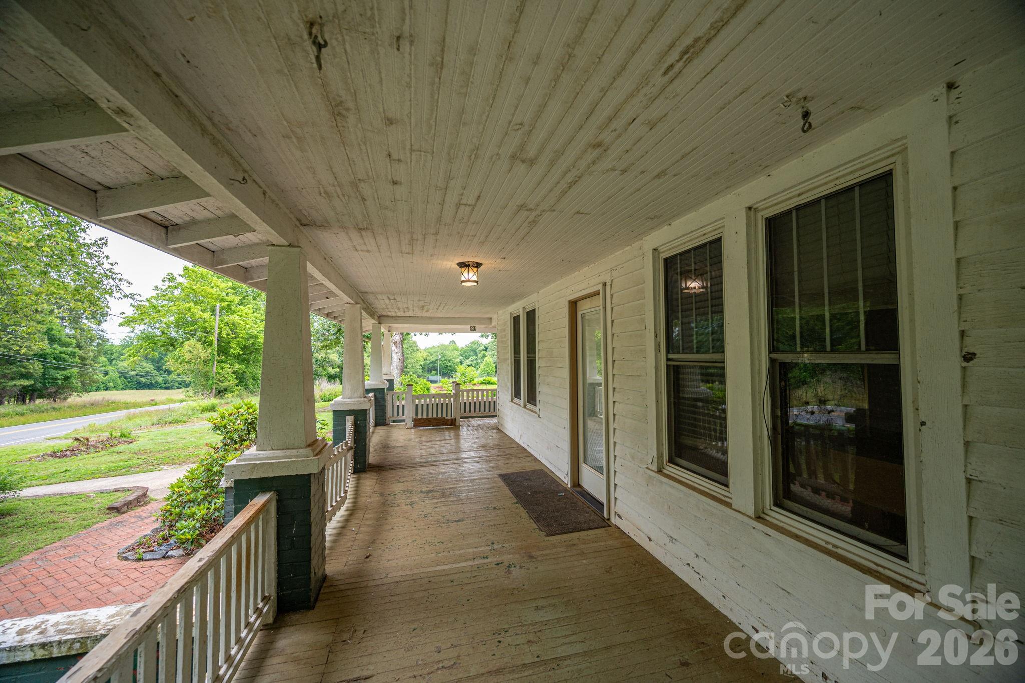 1143 W Stagecoach Trail — Lawndale