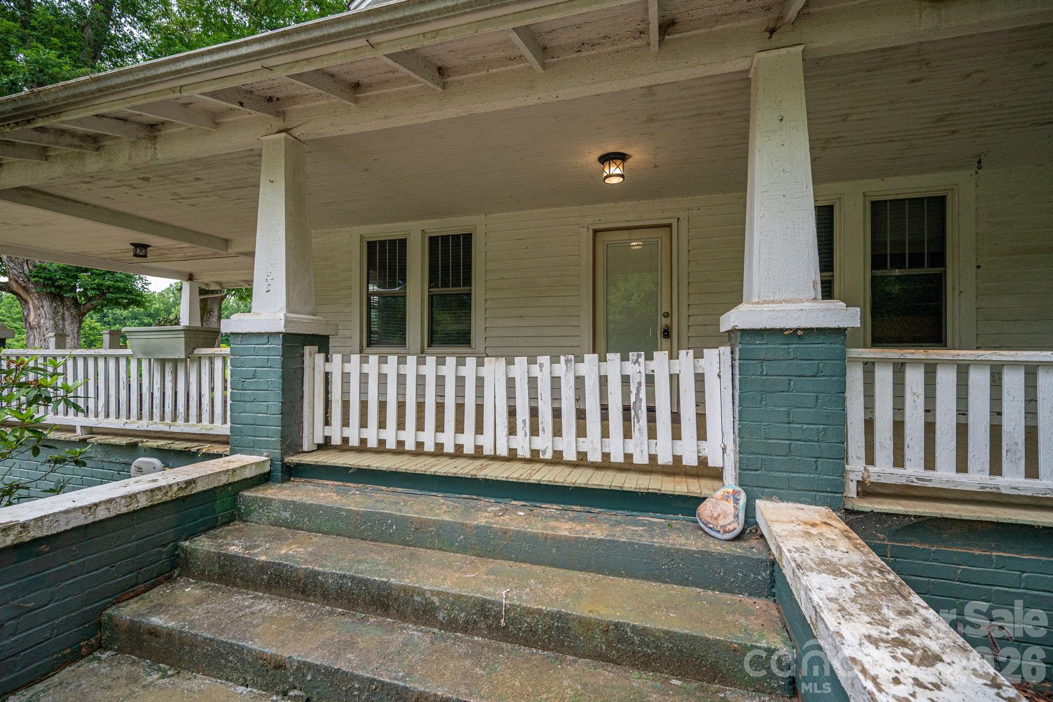 1143 W Stagecoach Trail — Lawndale