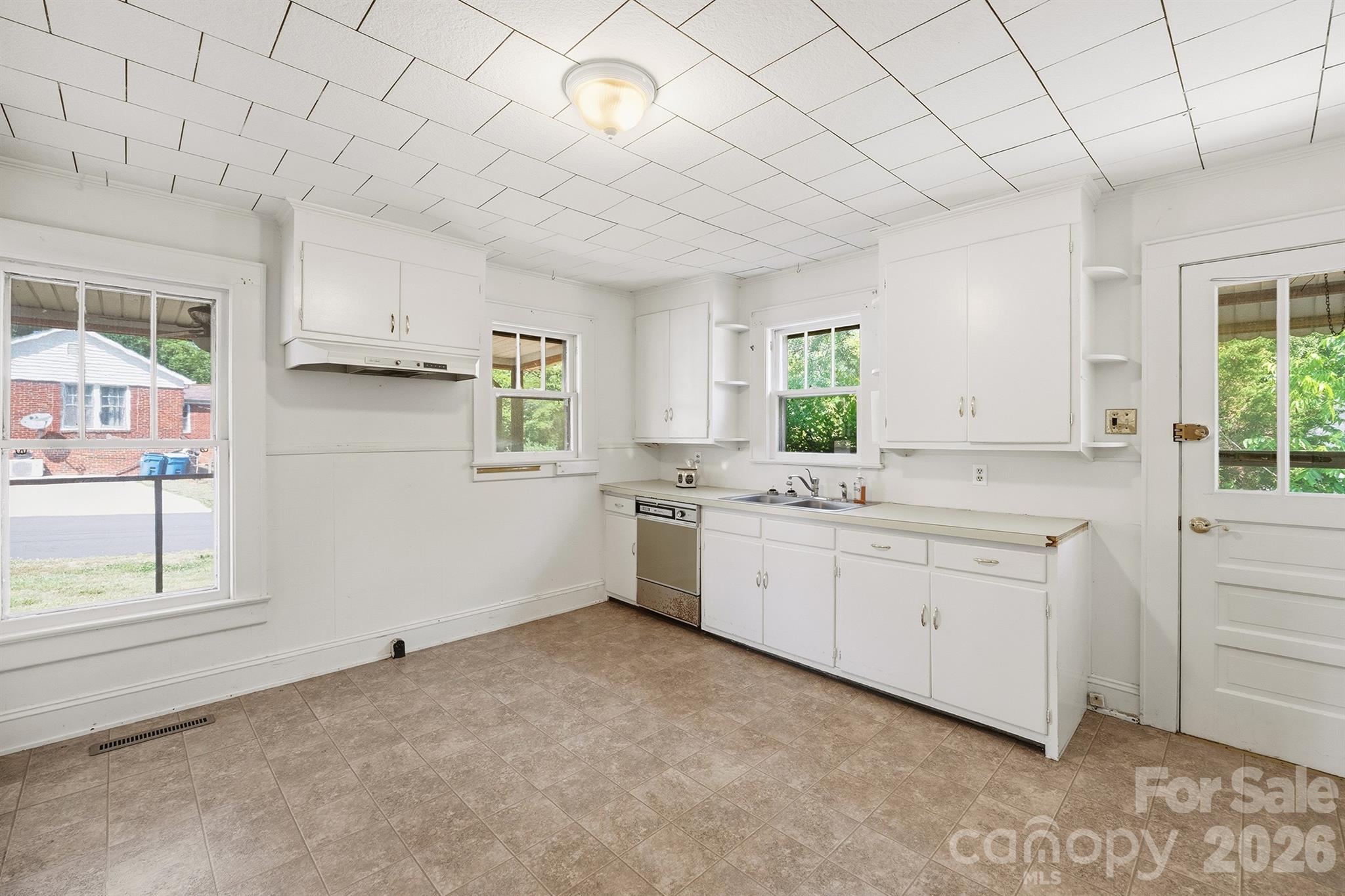2308 11th Avenue NE — Hickory