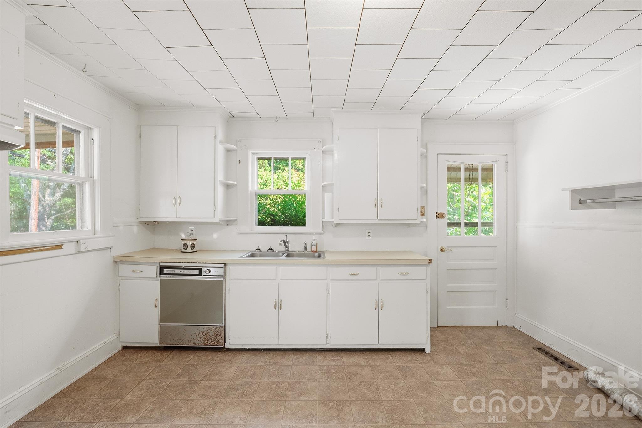 2308 11th Avenue NE — Hickory