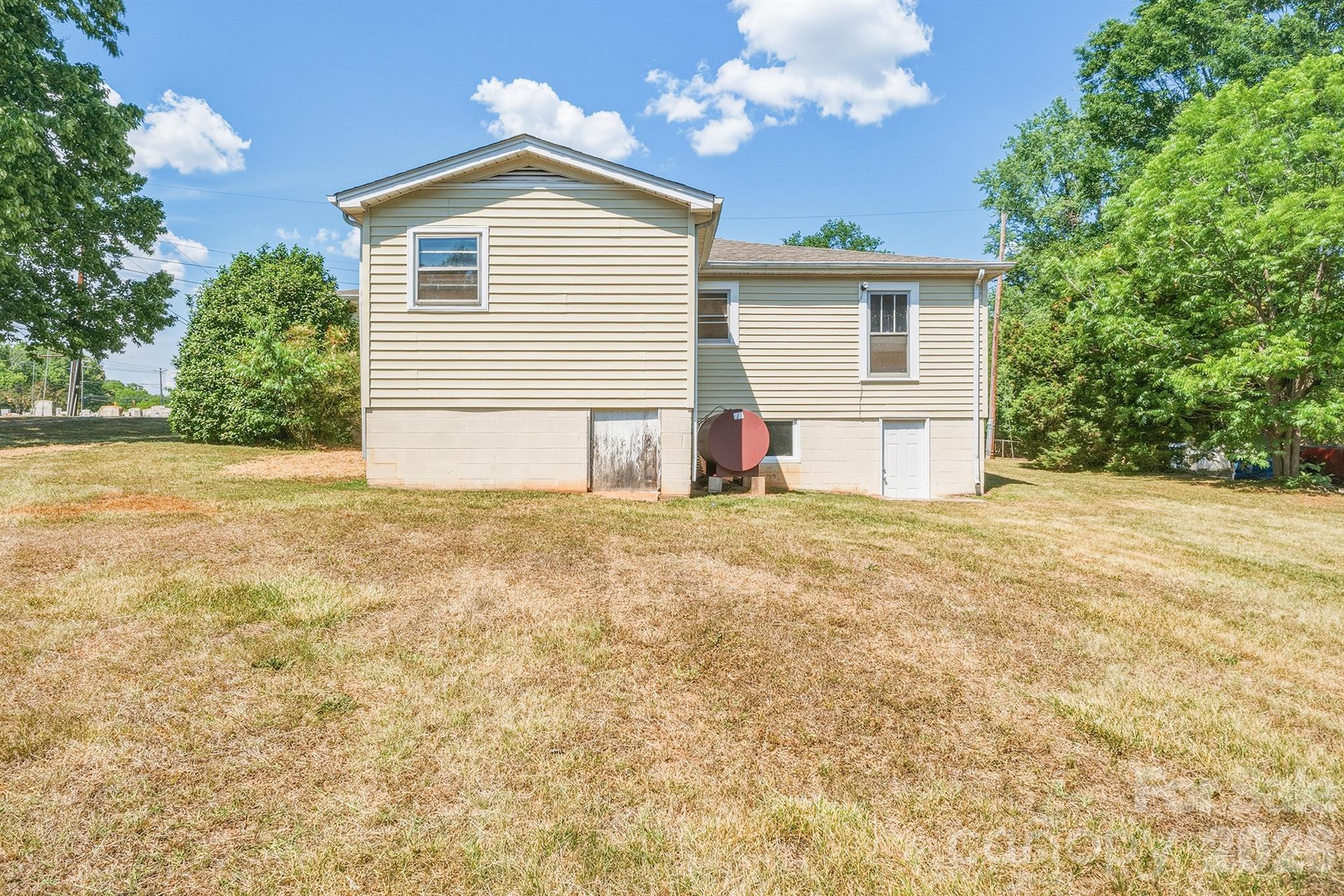 2308 11th Avenue NE — Hickory