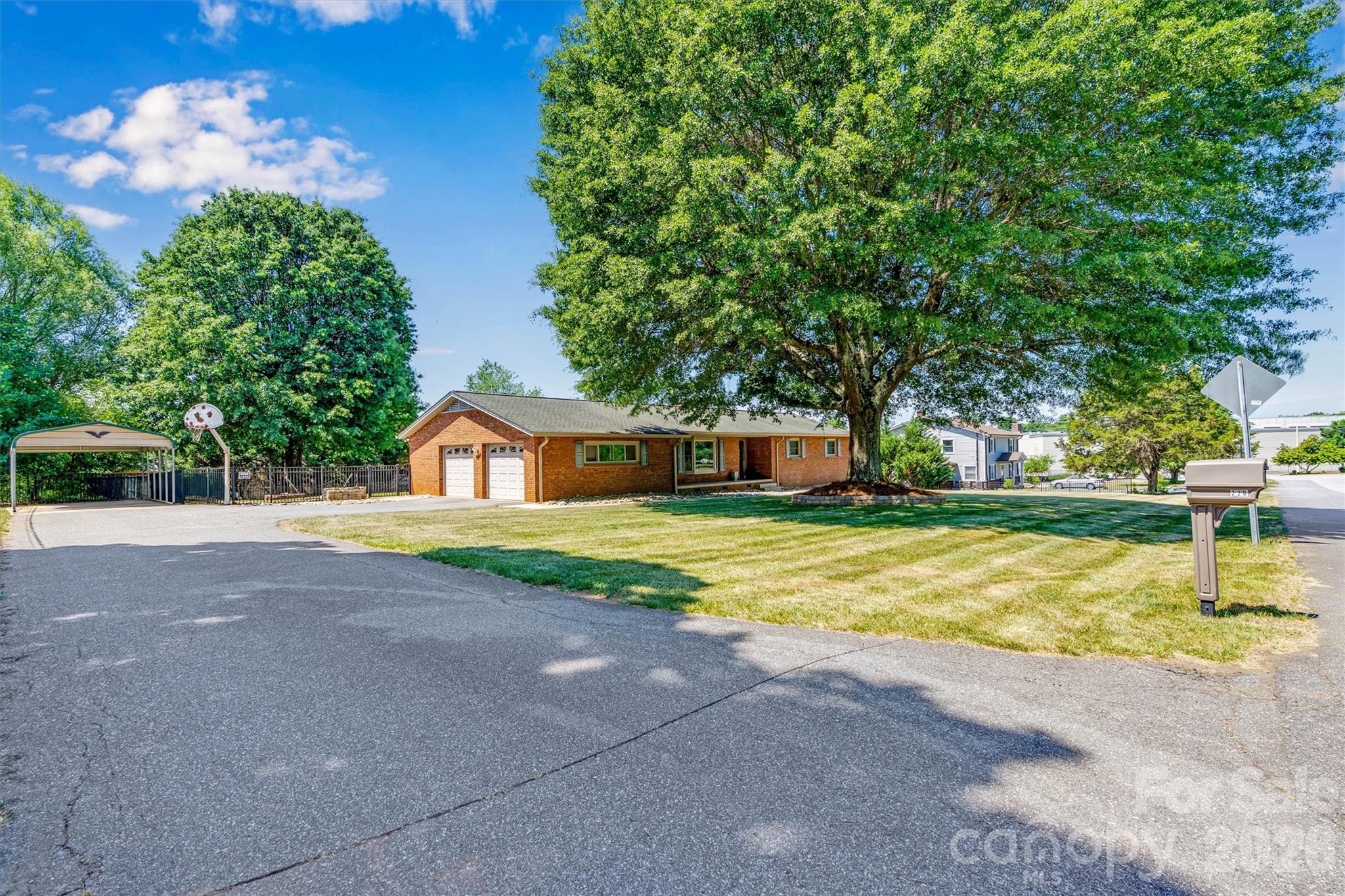 226 28th Avenue Place NE — Hickory