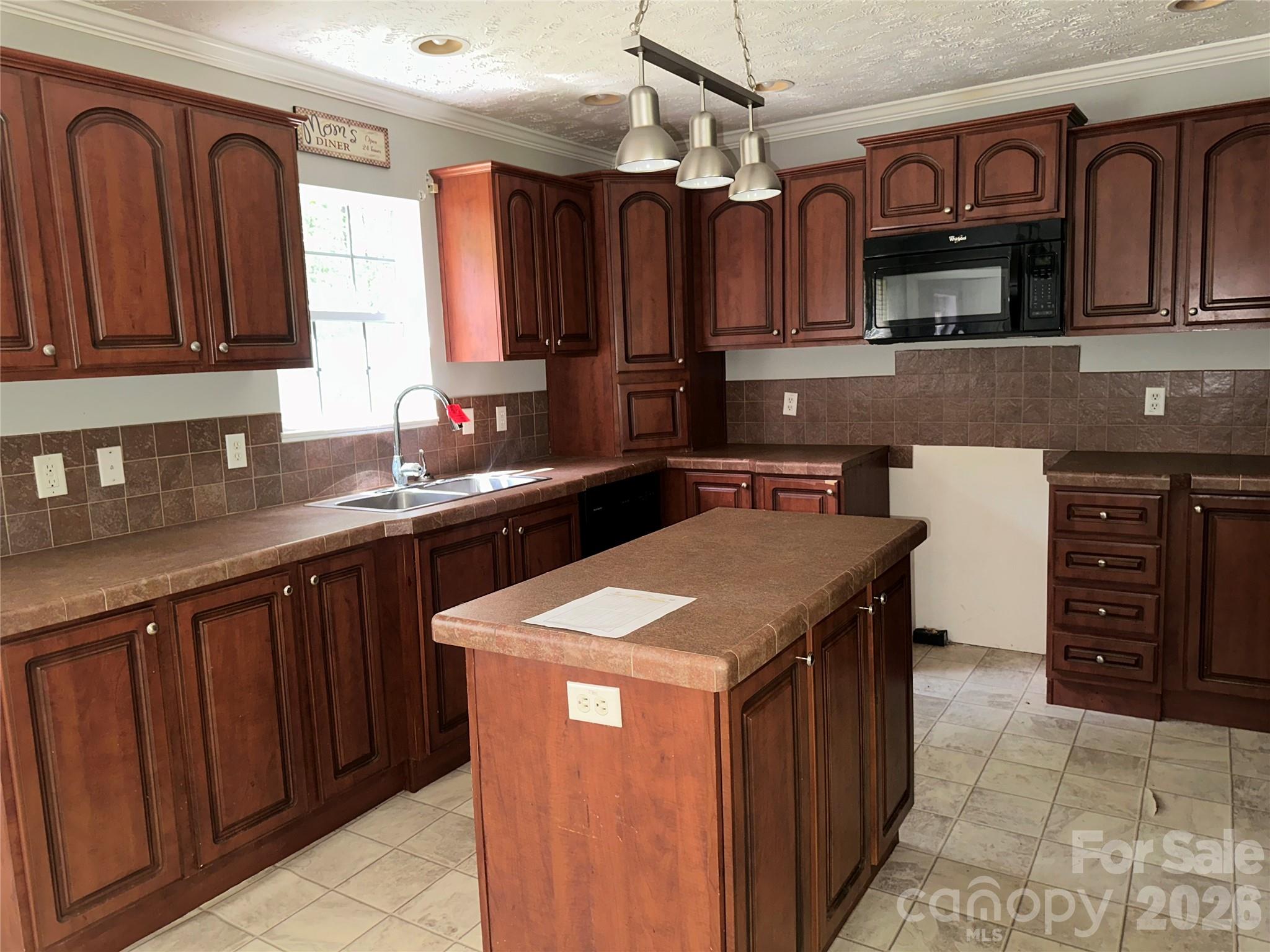 2410 Annwood Court — Newton