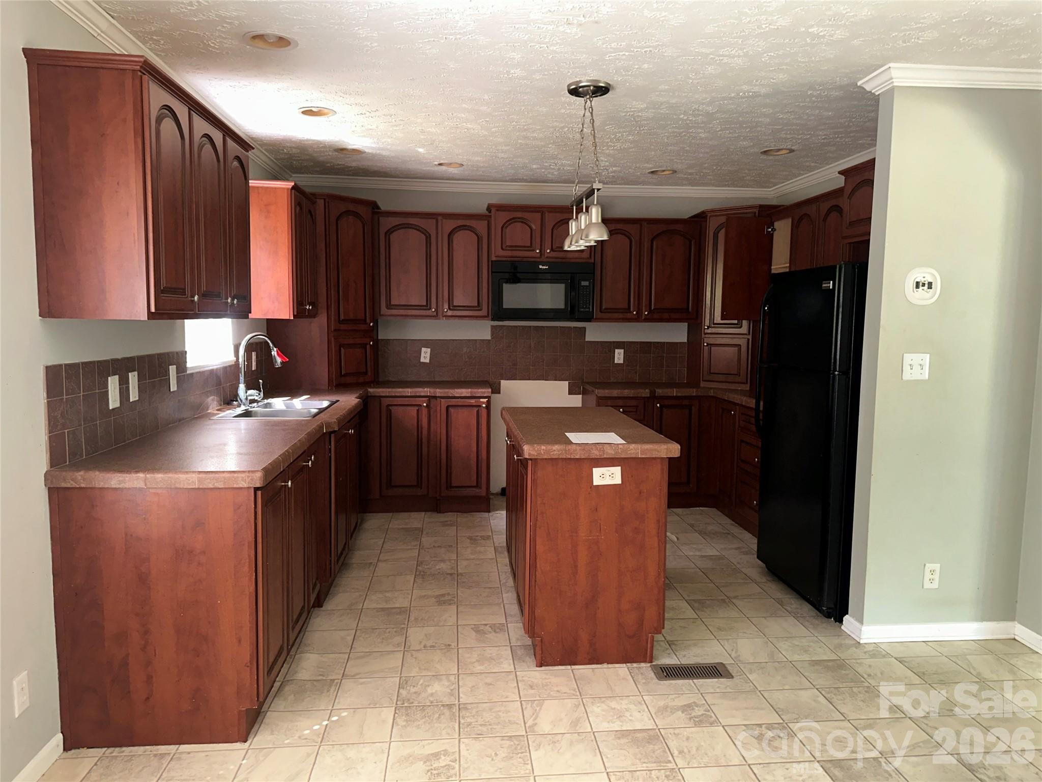 2410 Annwood Court — Newton