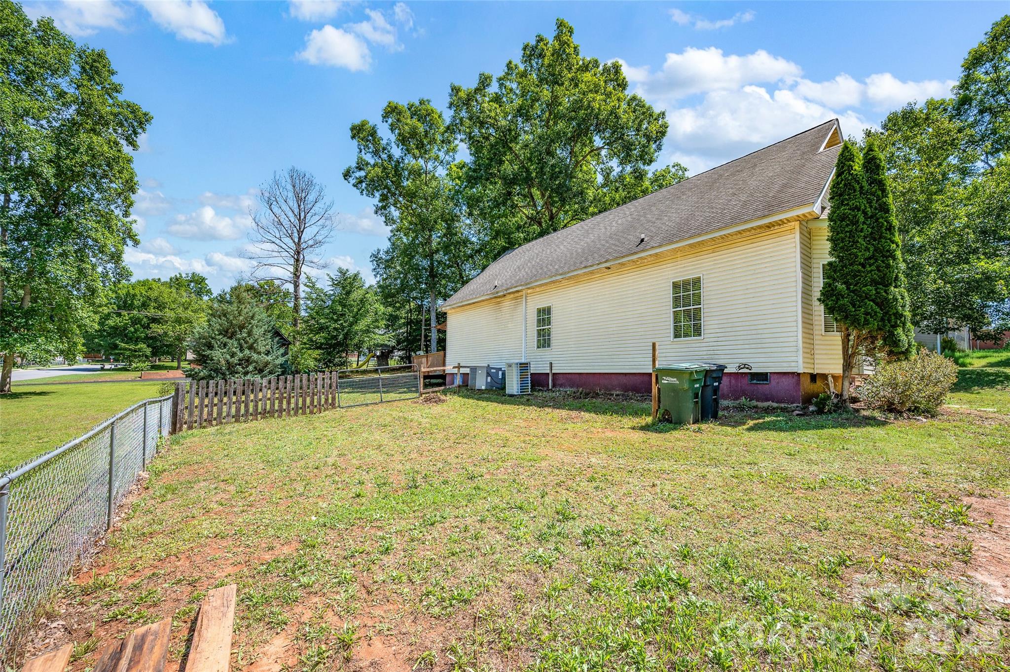 105 Queensbury Road — Troutman