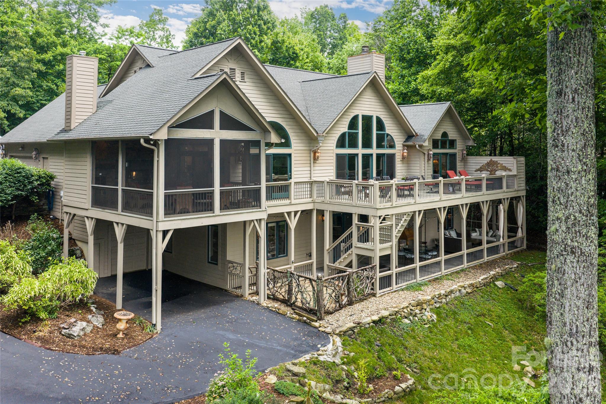 305 Piney Knoll Lane — Hendersonville