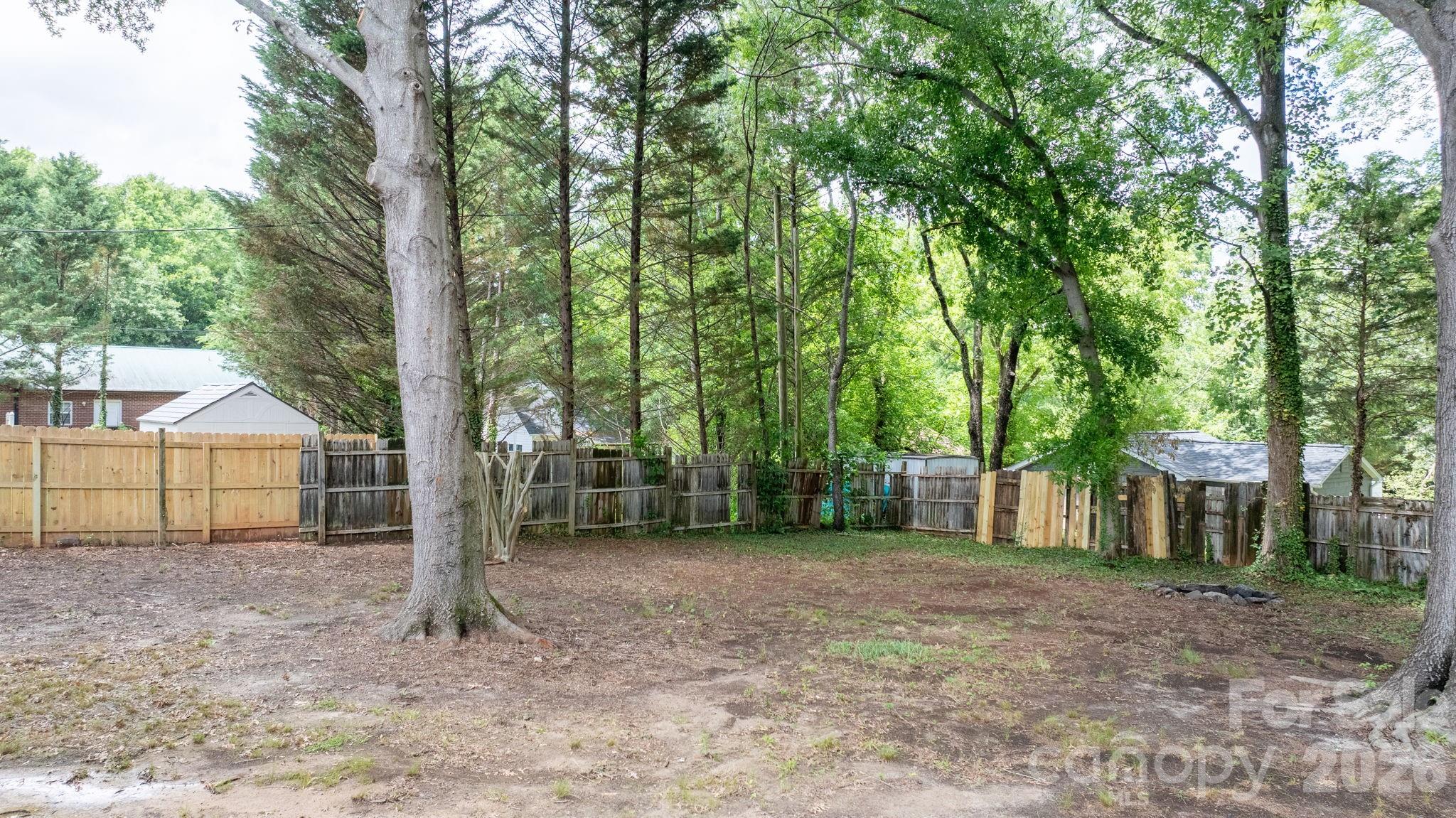 355 15th Avenue NE — Hickory