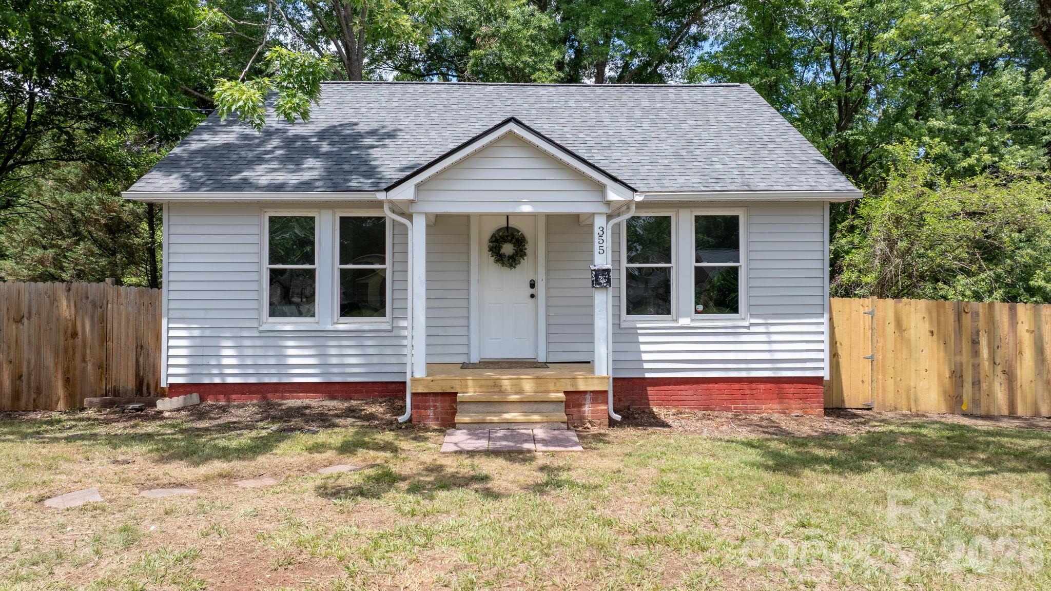 355 15th Avenue NE — Hickory