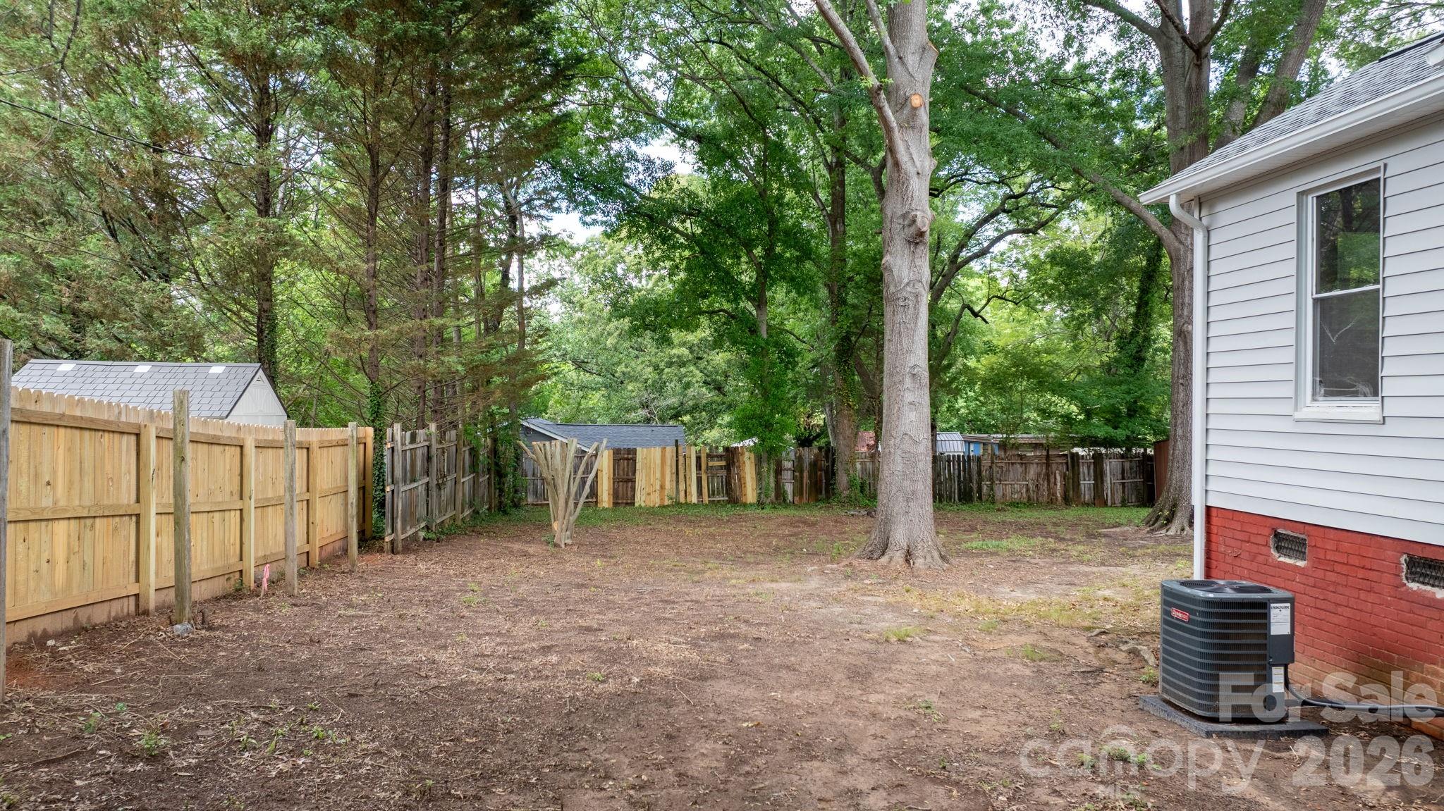 355 15th Avenue NE — Hickory