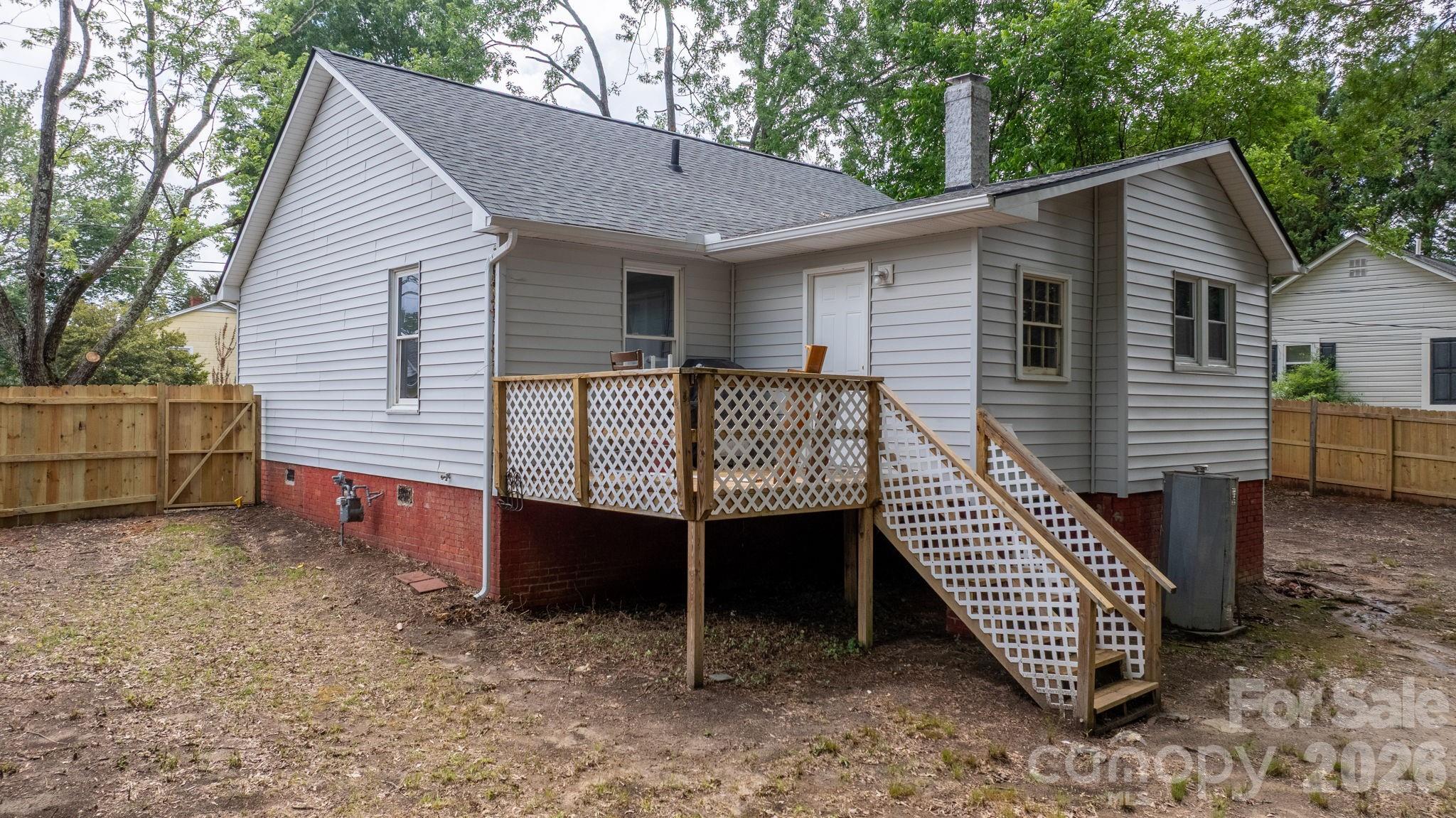 355 15th Avenue NE — Hickory