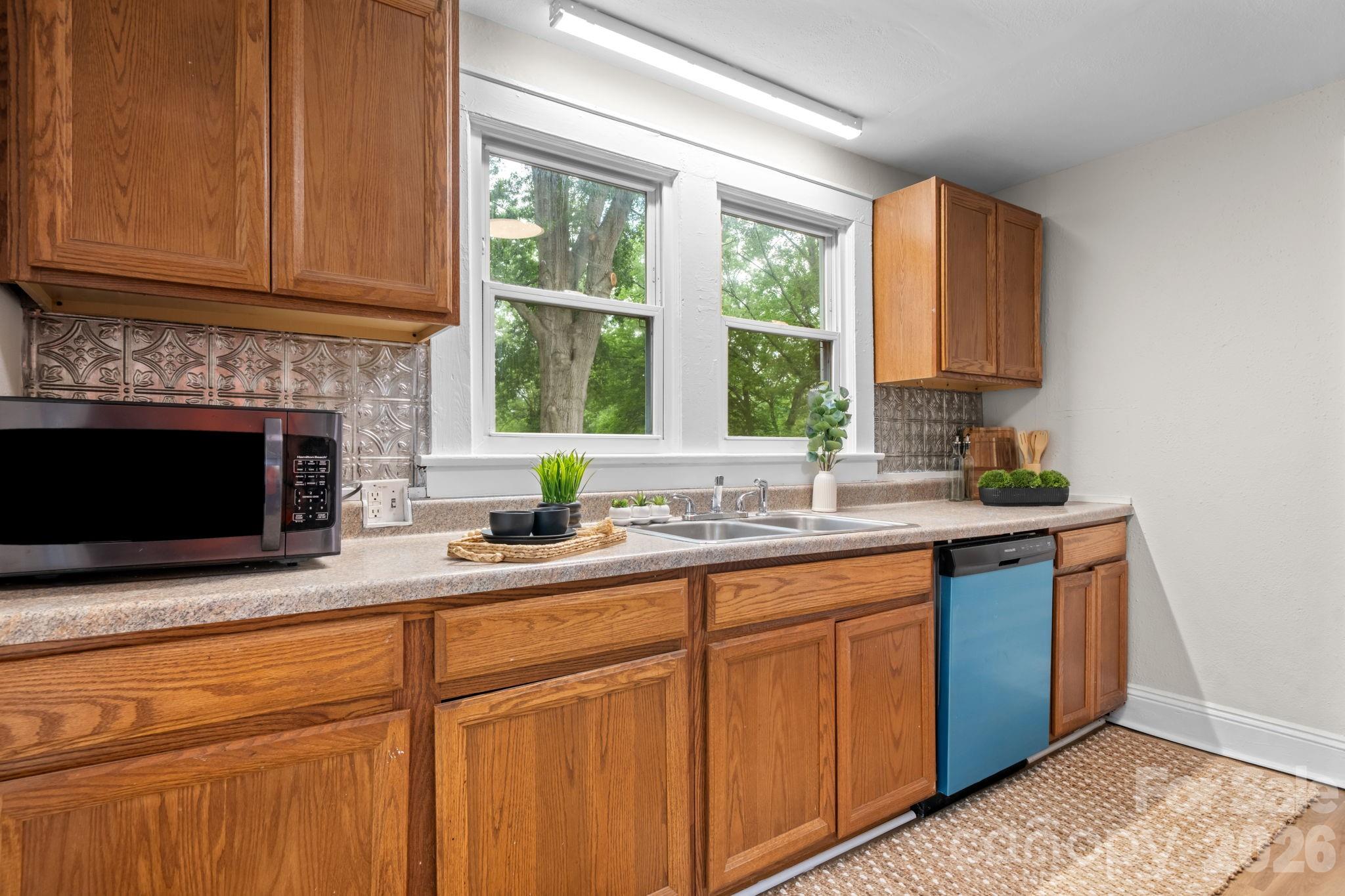 355 15th Avenue NE — Hickory