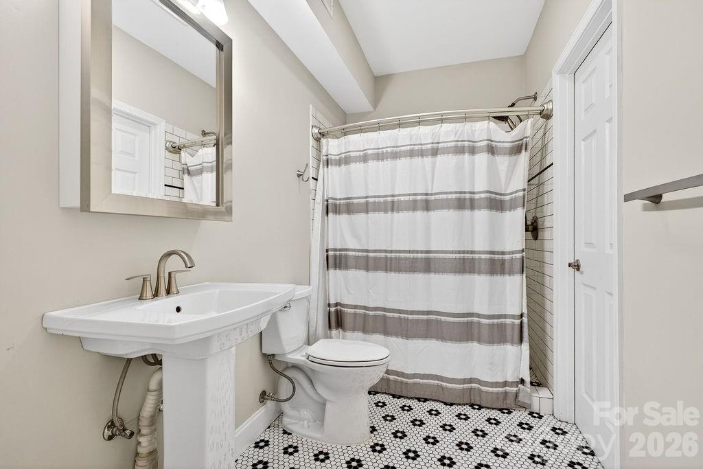 94 Oak Hollow Drive — Asheville