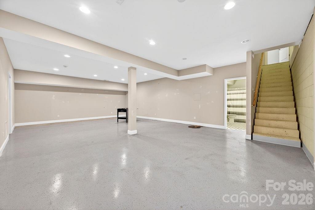94 Oak Hollow Drive — Asheville