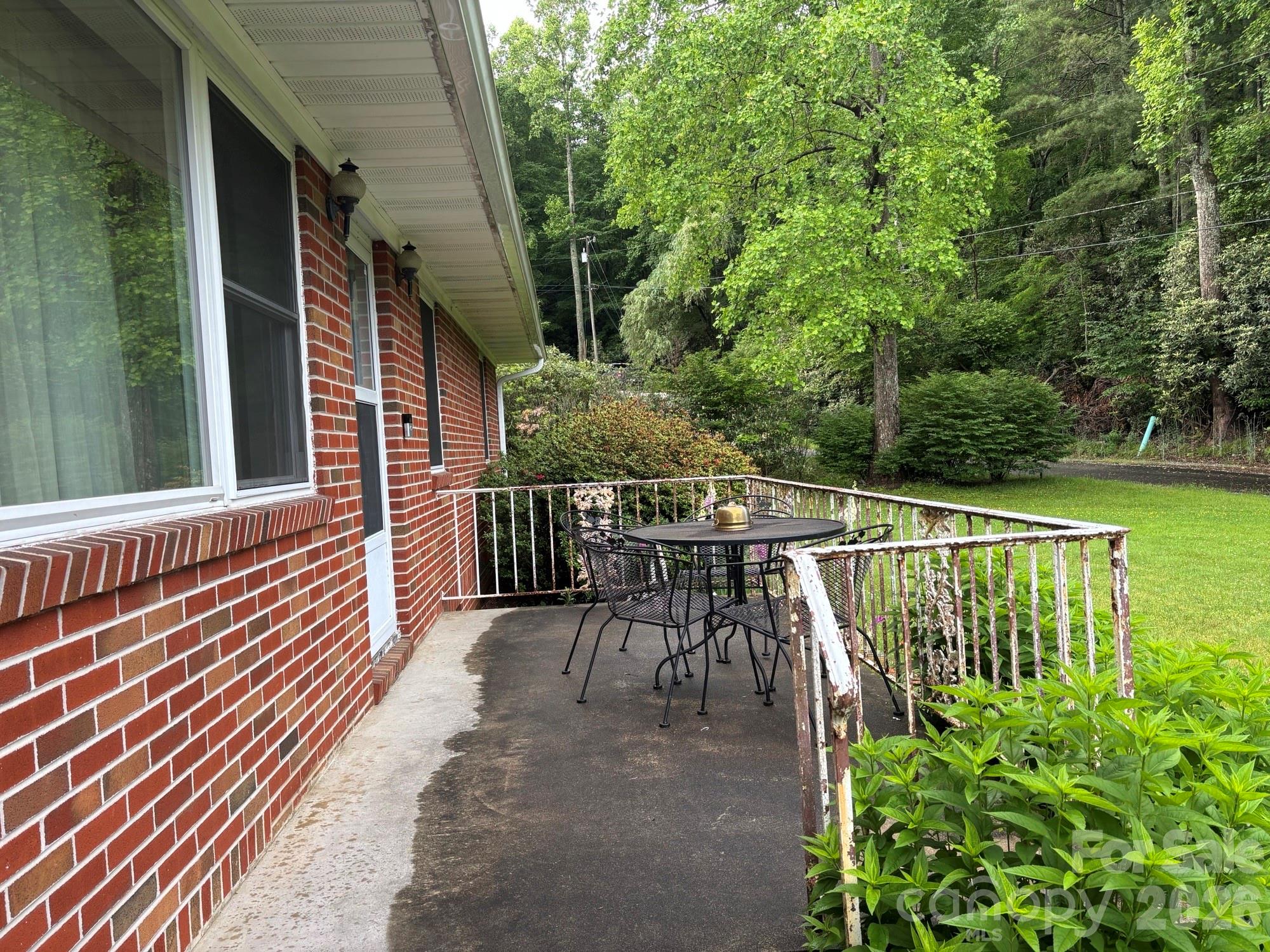 609 Valley Road — Spruce Pine
