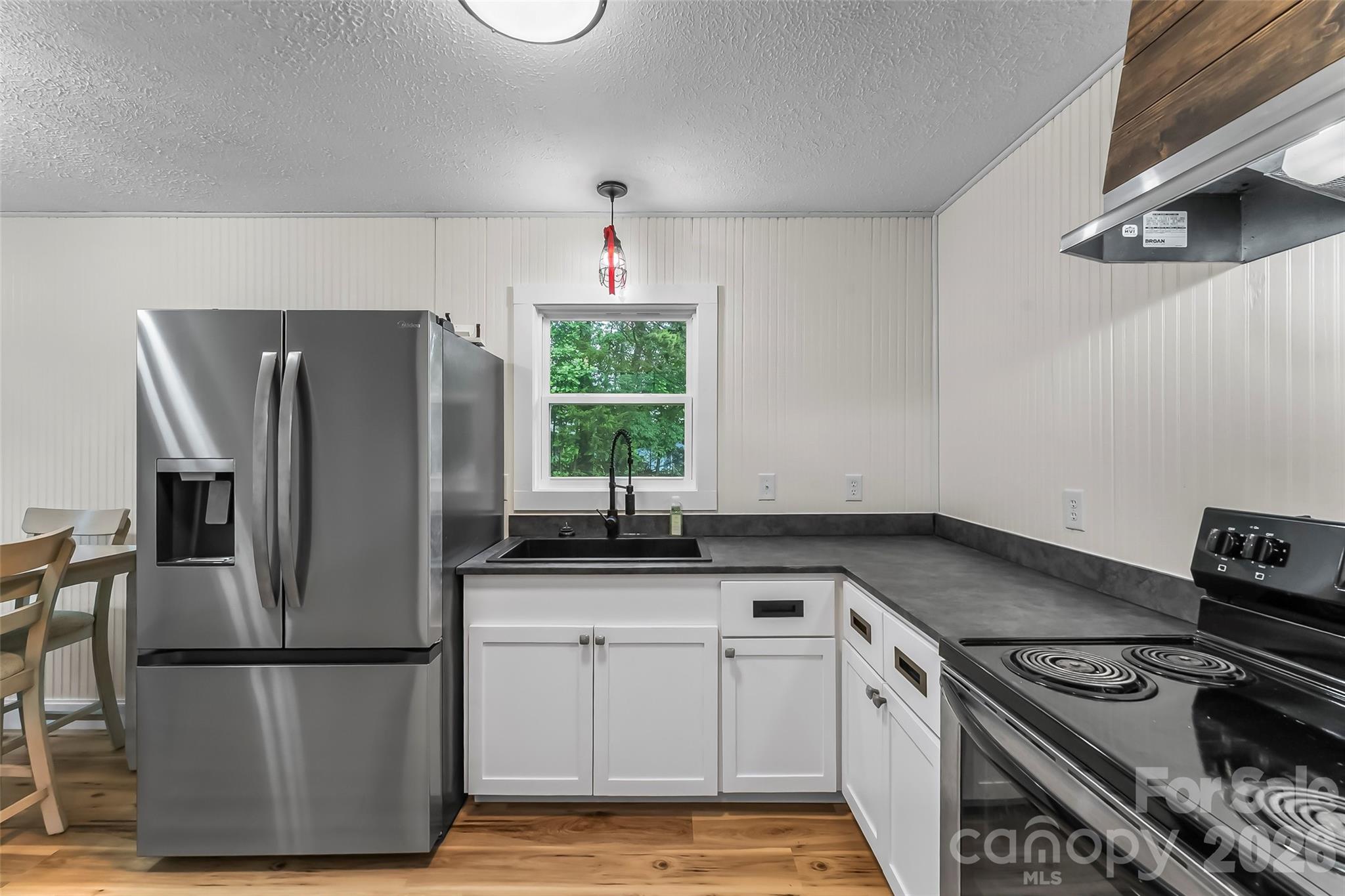 825 S Creek Road — Nebo