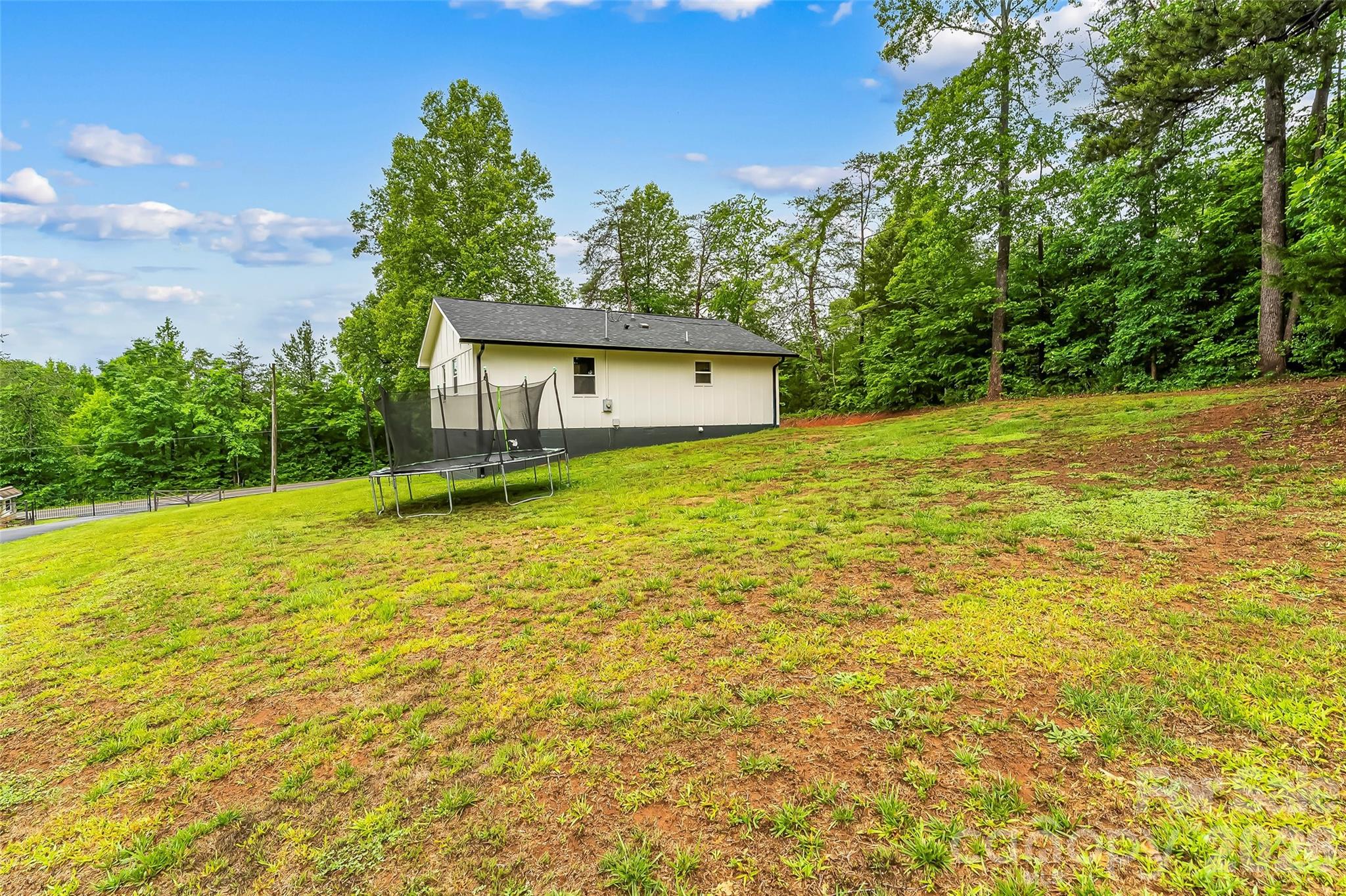 825 S Creek Road — Nebo