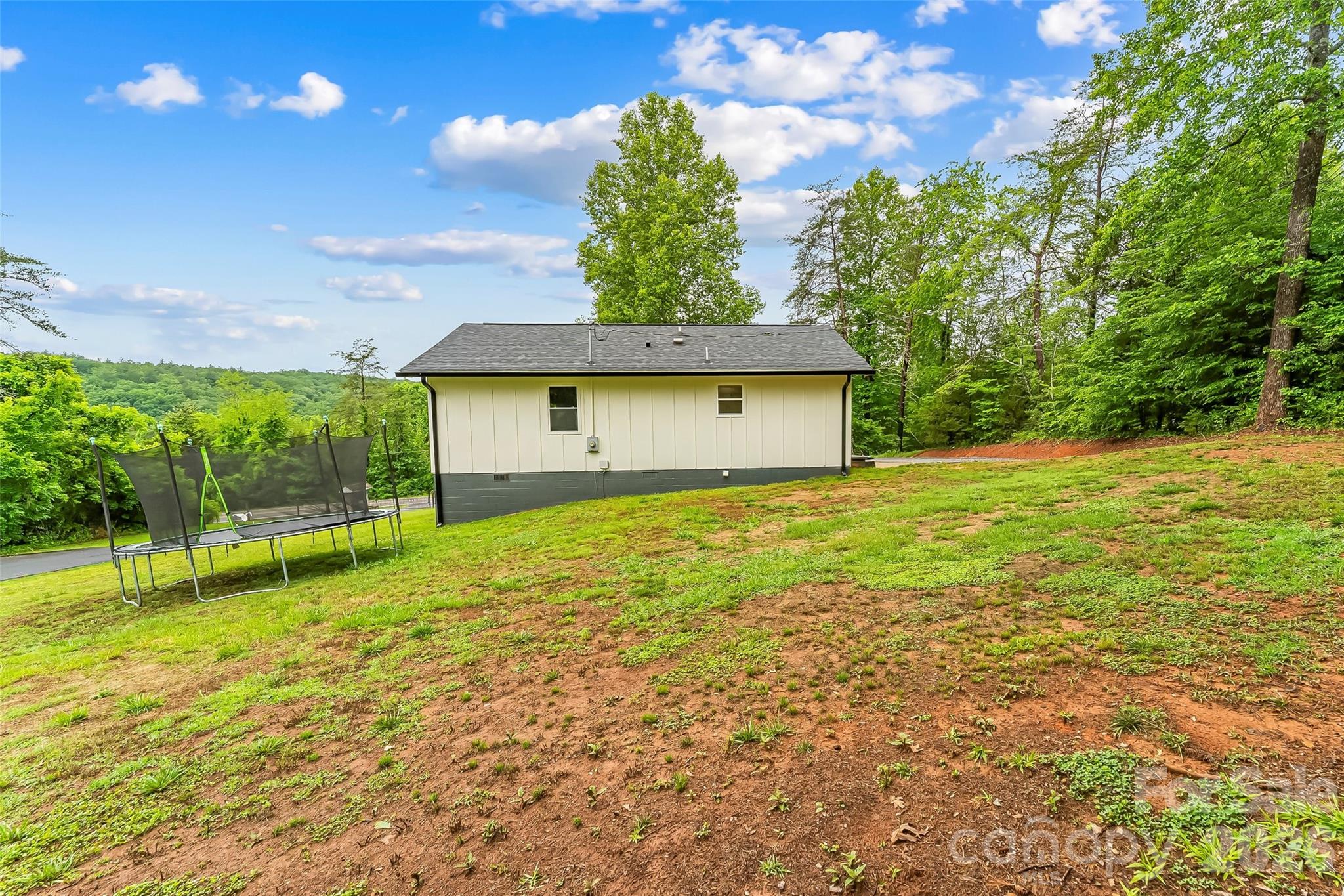 825 S Creek Road — Nebo