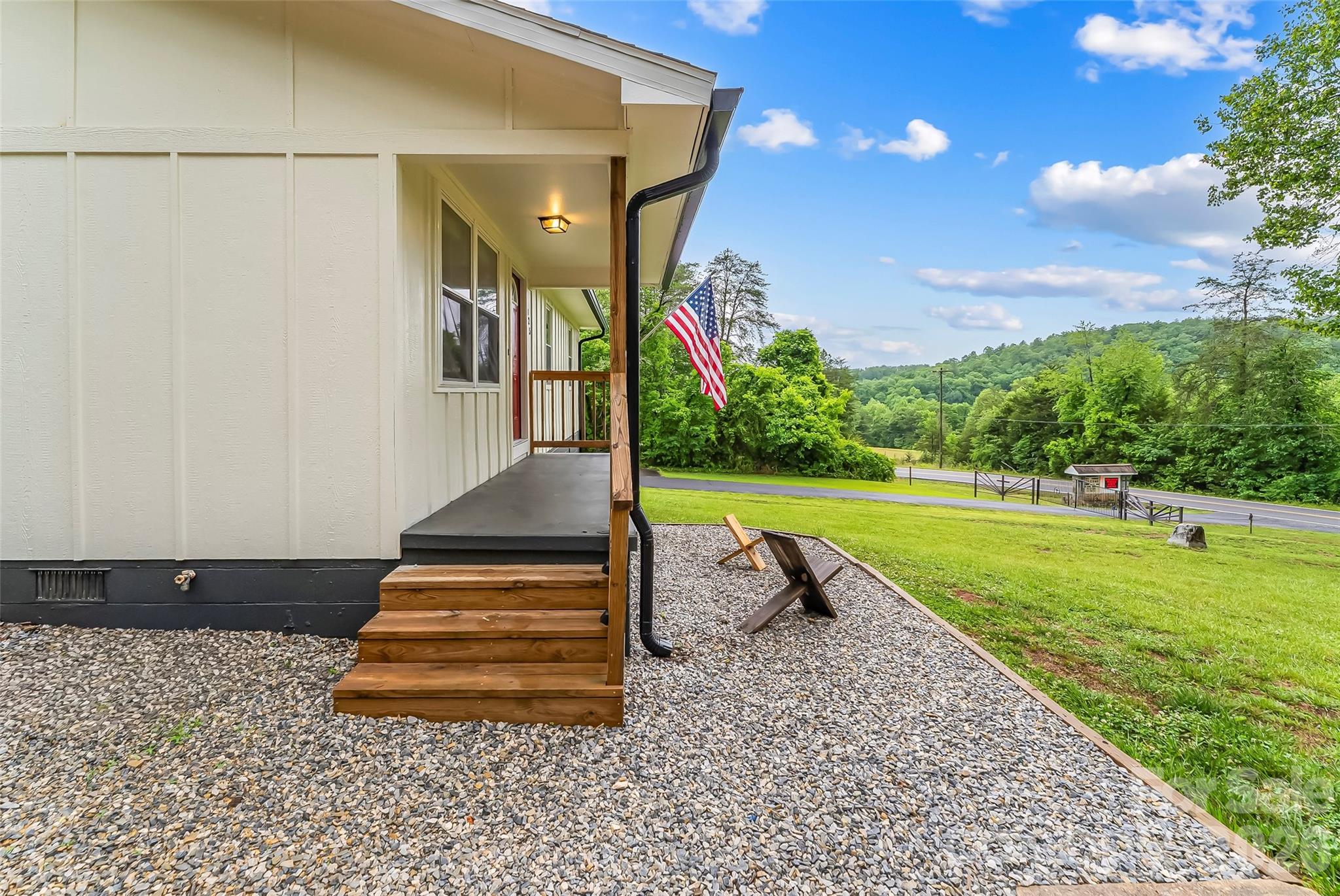 825 S Creek Road — Nebo