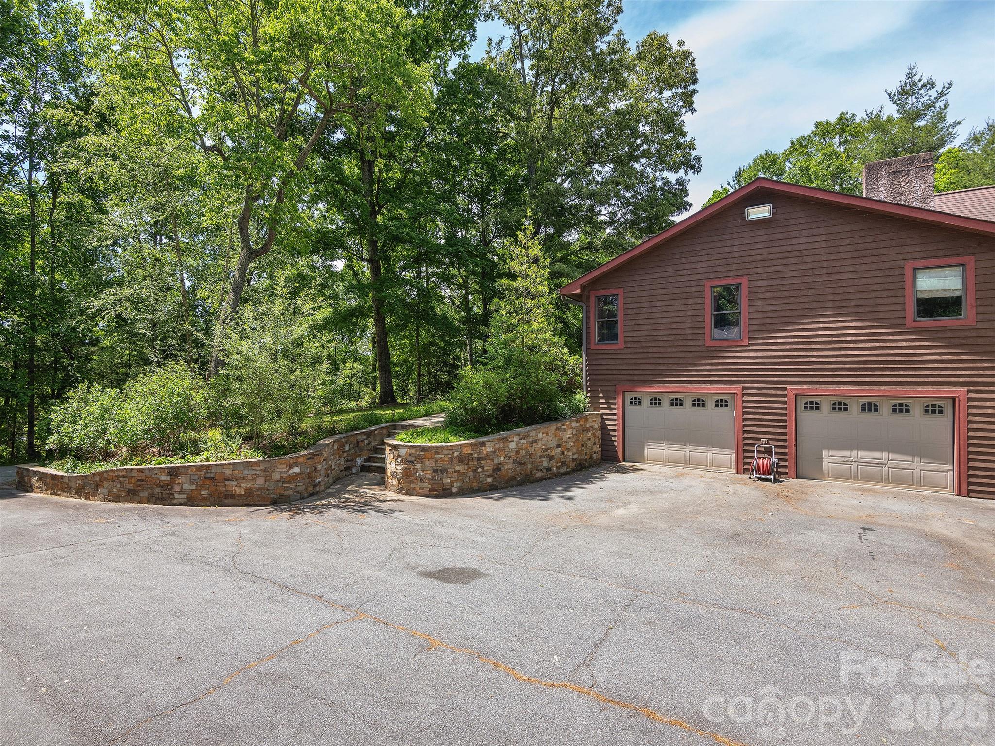 40 Deer Ridge Road — Mills River