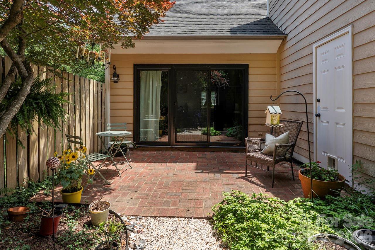 5935 Fitzwilliams Lane — Charlotte