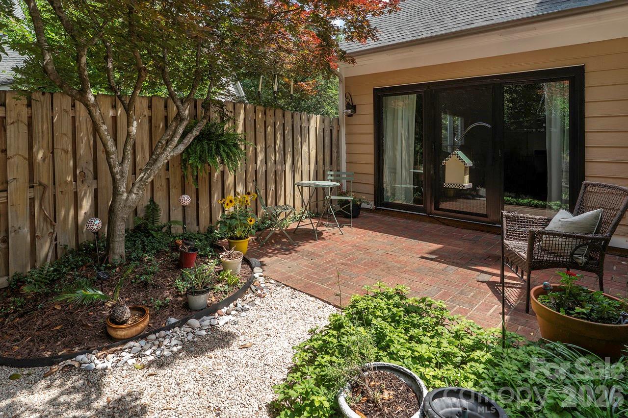 5935 Fitzwilliams Lane — Charlotte