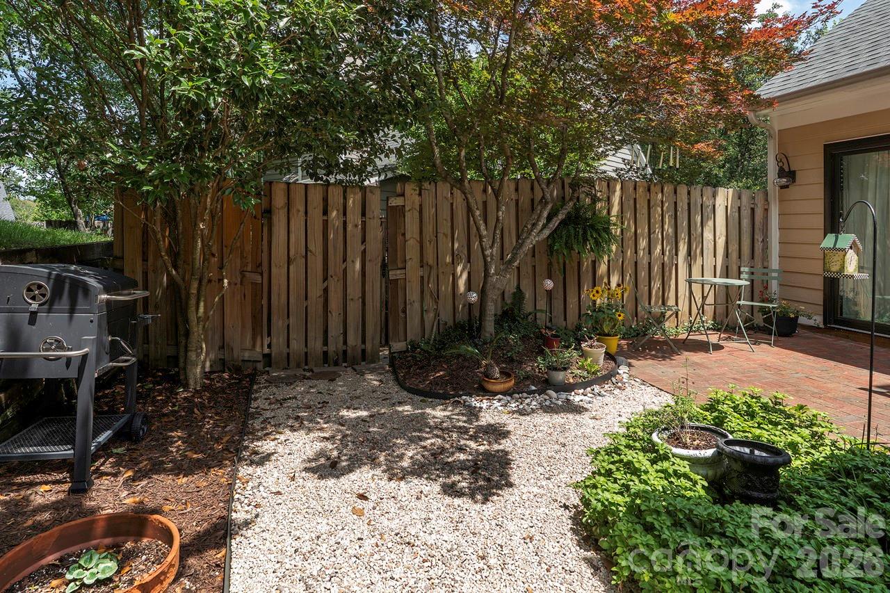 5935 Fitzwilliams Lane — Charlotte