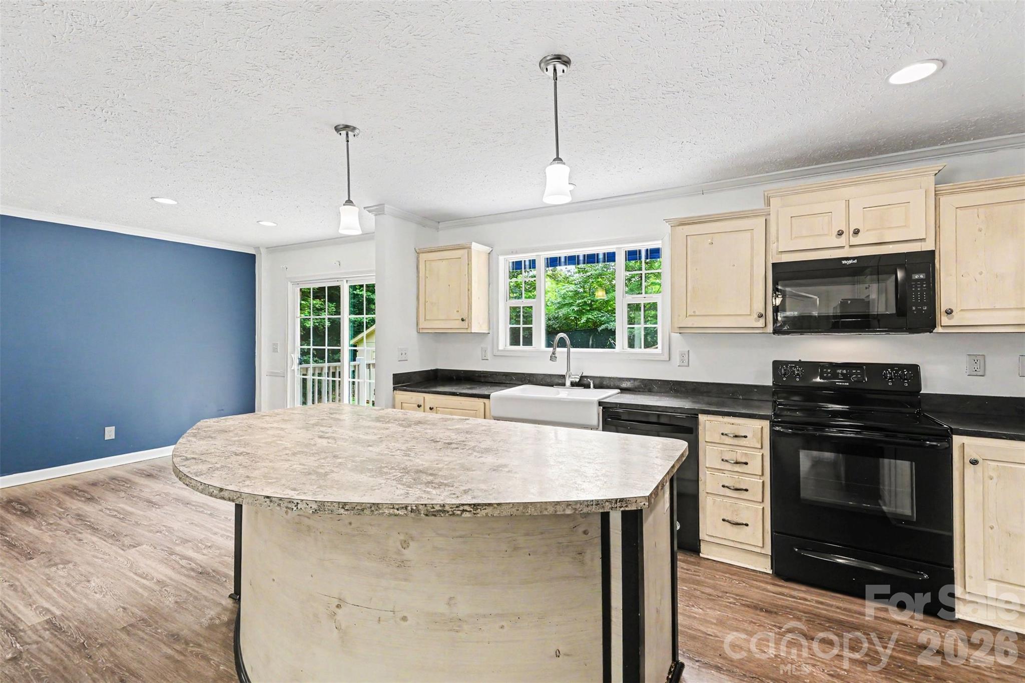 11913 Platon Avenue — Huntersville