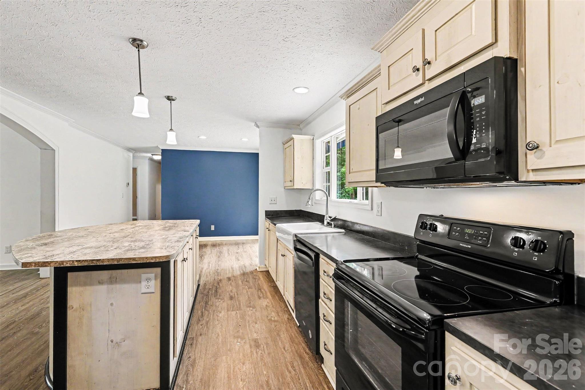 11913 Platon Avenue — Huntersville