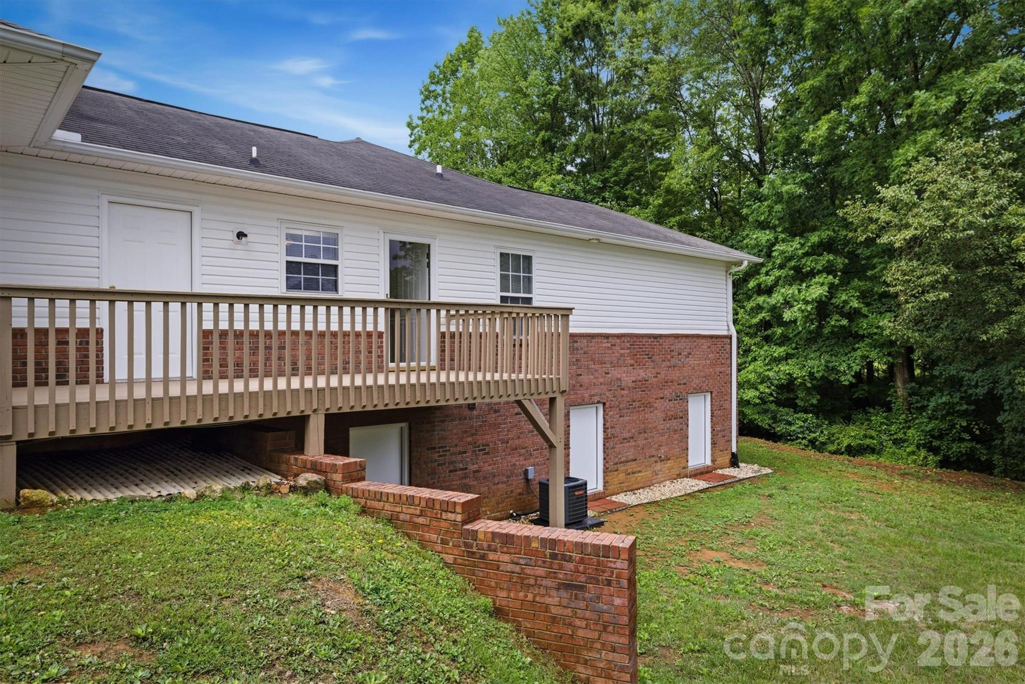 2523 26th Avenue NE — Hickory