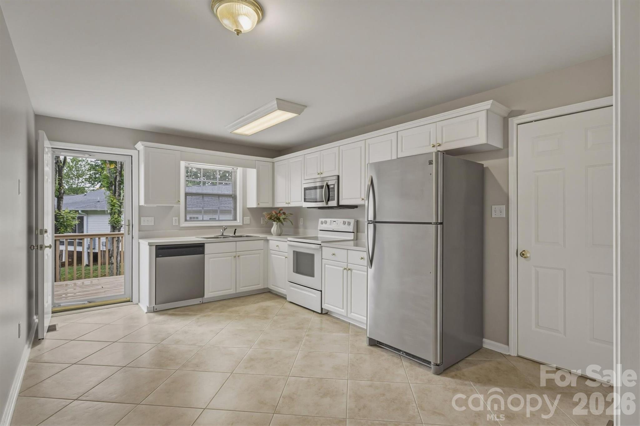 2523 26th Avenue NE — Hickory