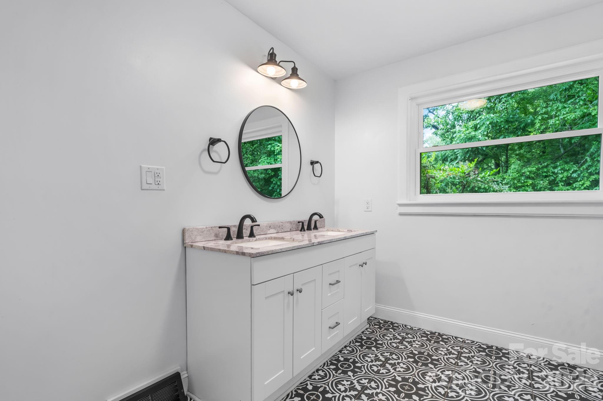 436 Hibriten Drive SE — Lenoir