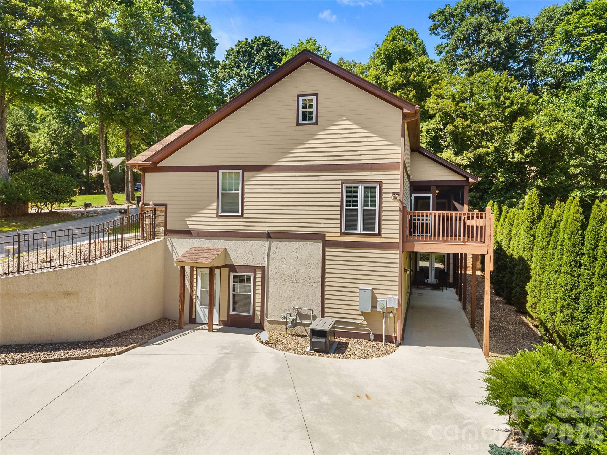 25 Linden Turn S — Hendersonville
