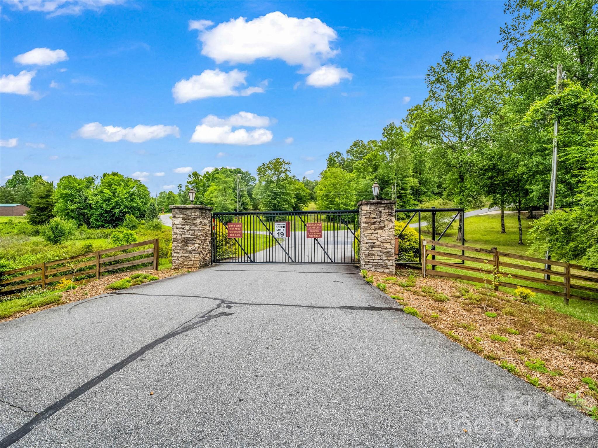 442 Whitestone Circle — Union Mills