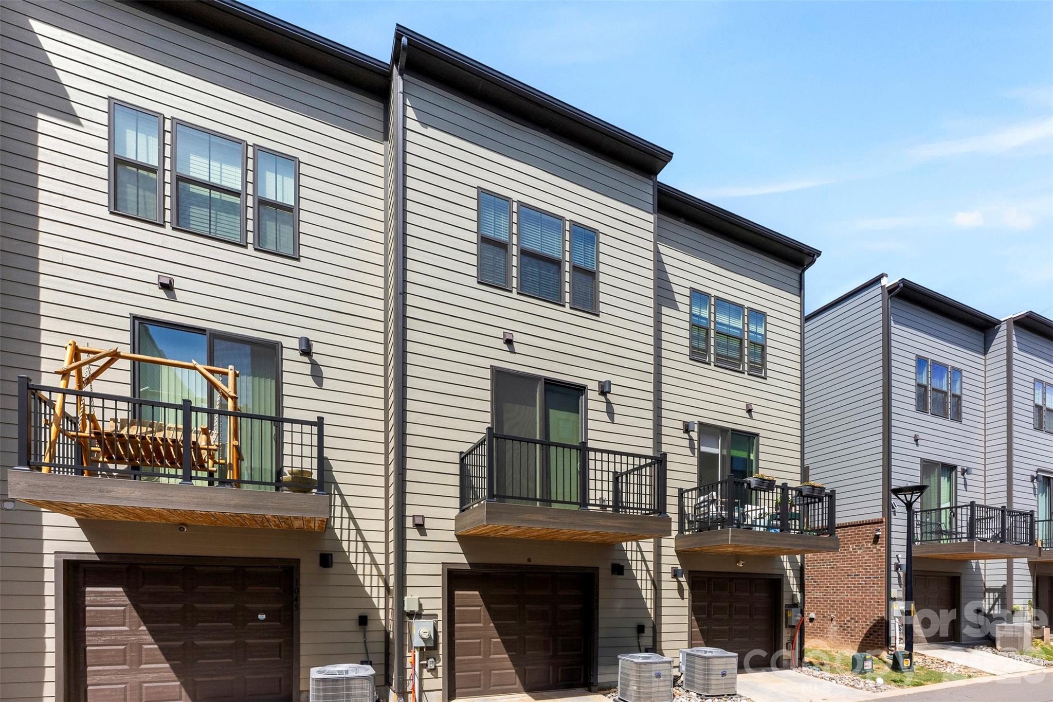 1049 Simcoe Lane — Charlotte