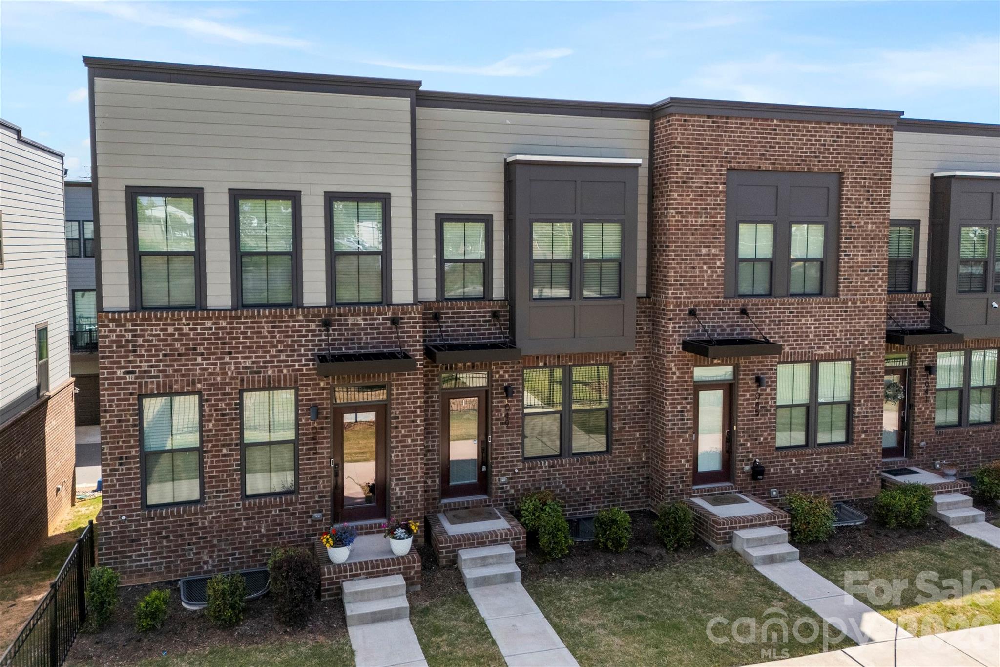 1049 Simcoe Lane — Charlotte