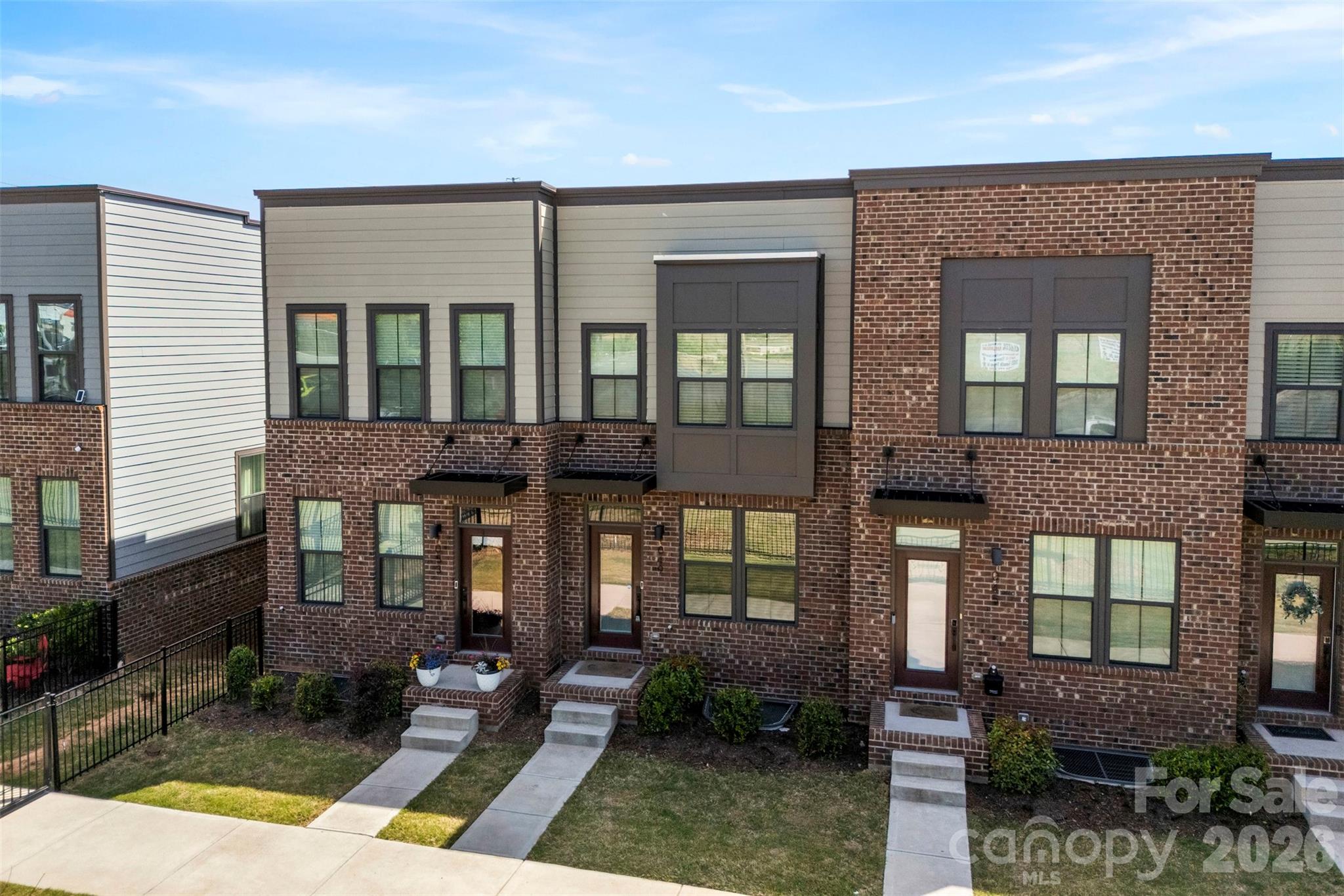 1049 Simcoe Lane — Charlotte