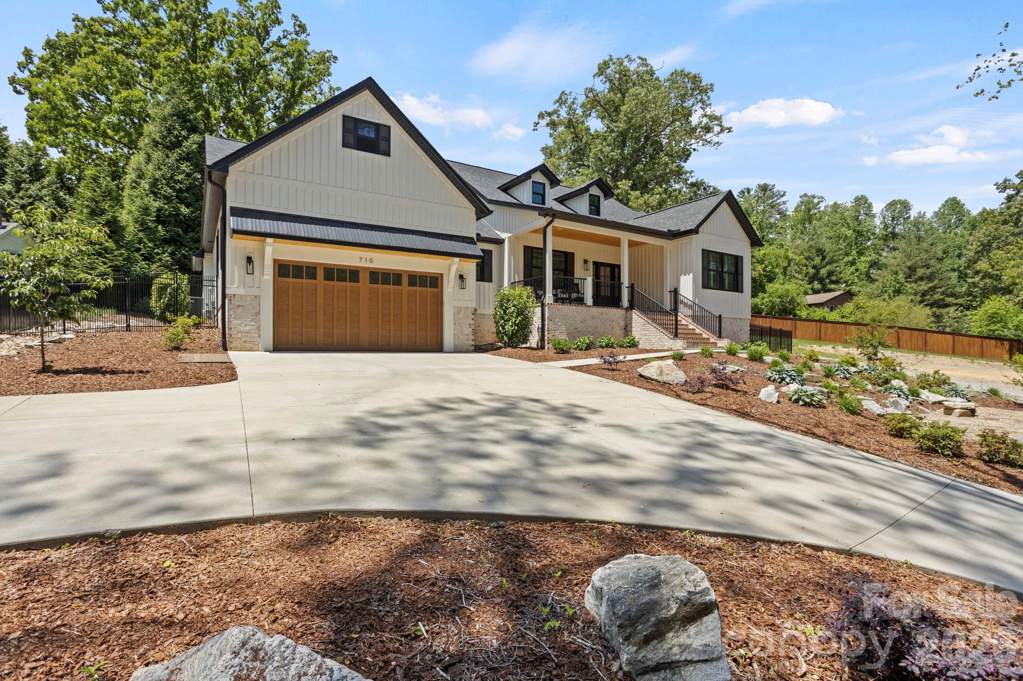 710 Knollwood Drive — Hendersonville