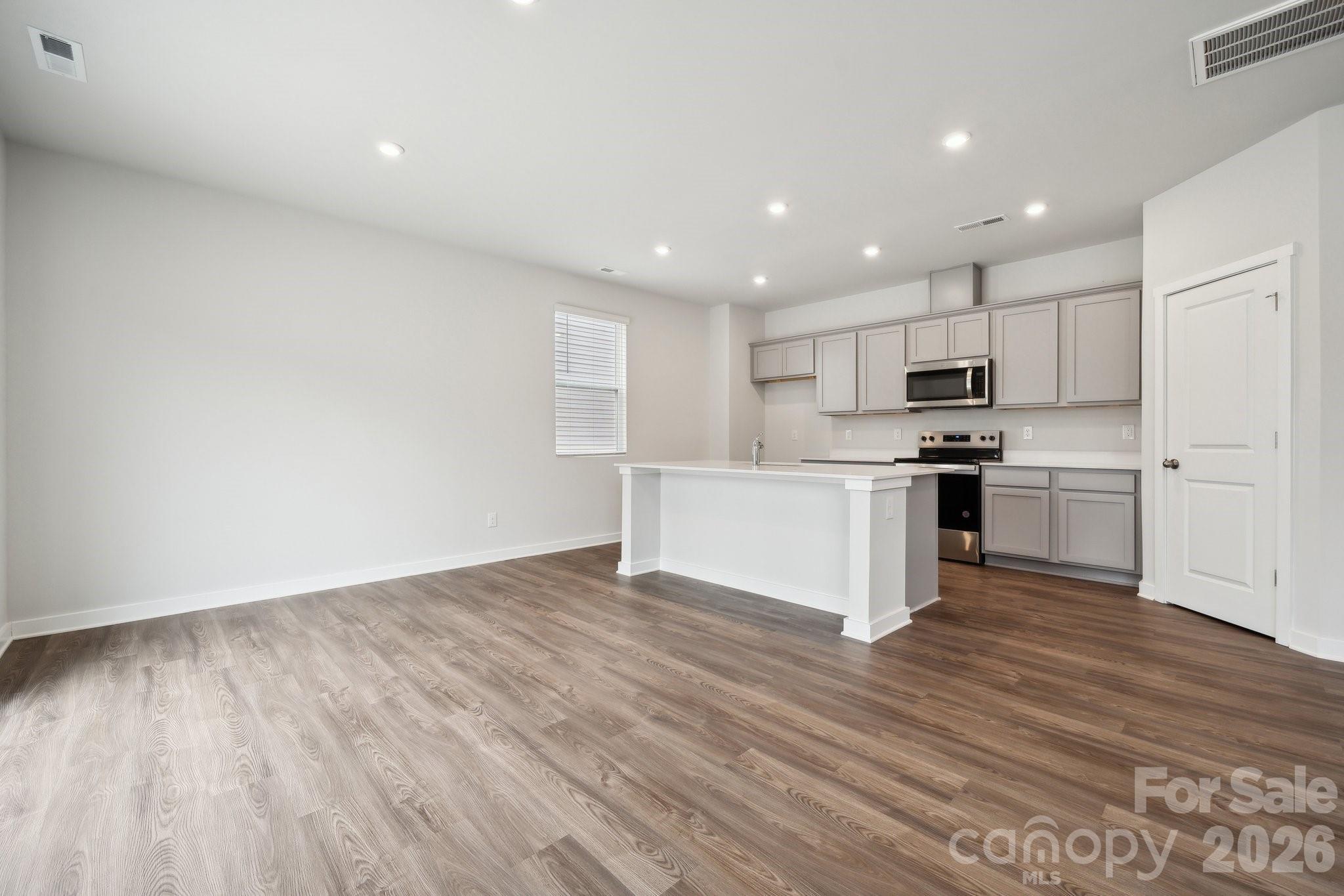 8079 Midas Lane — Locust