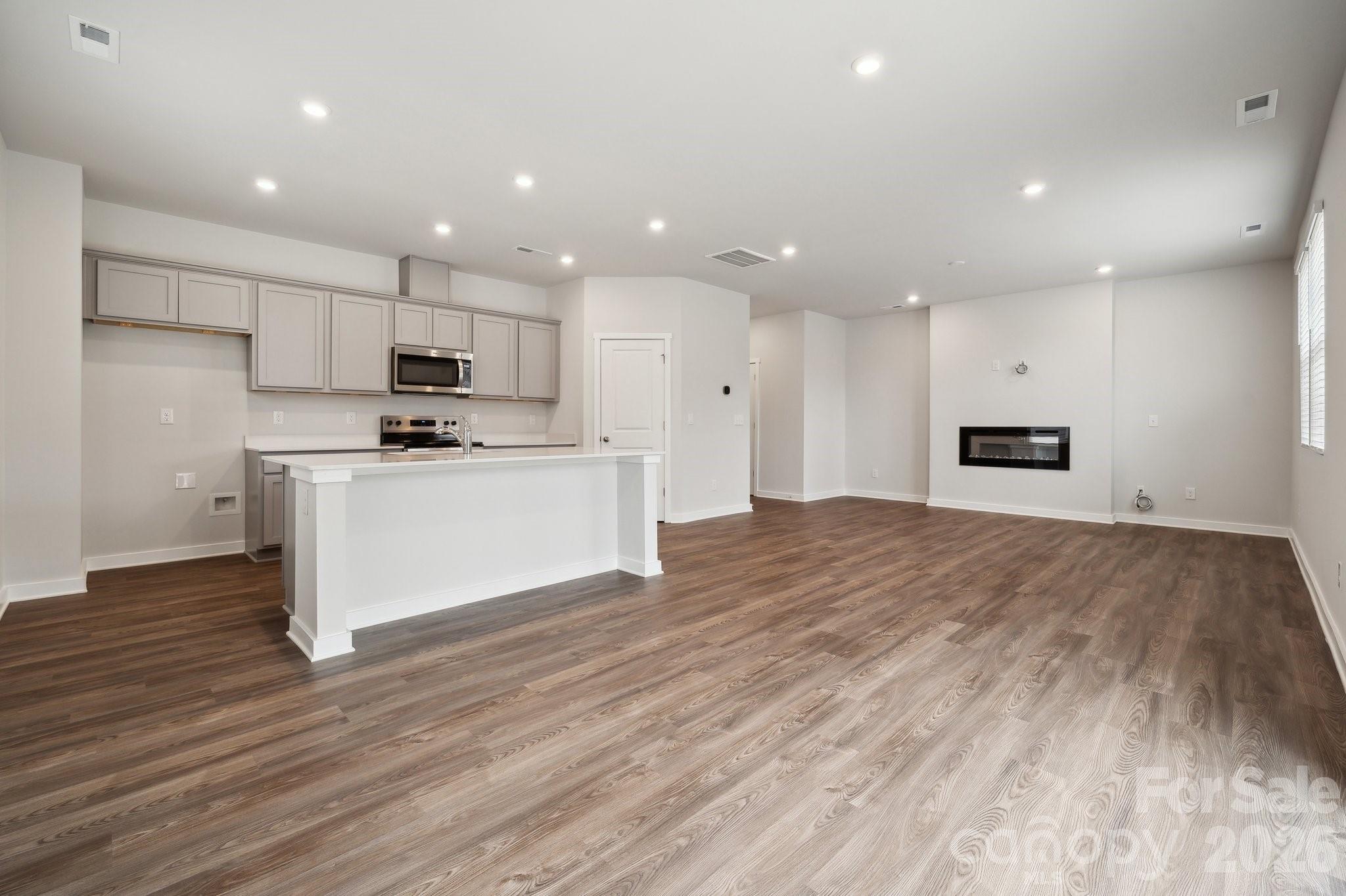 8079 Midas Lane — Locust