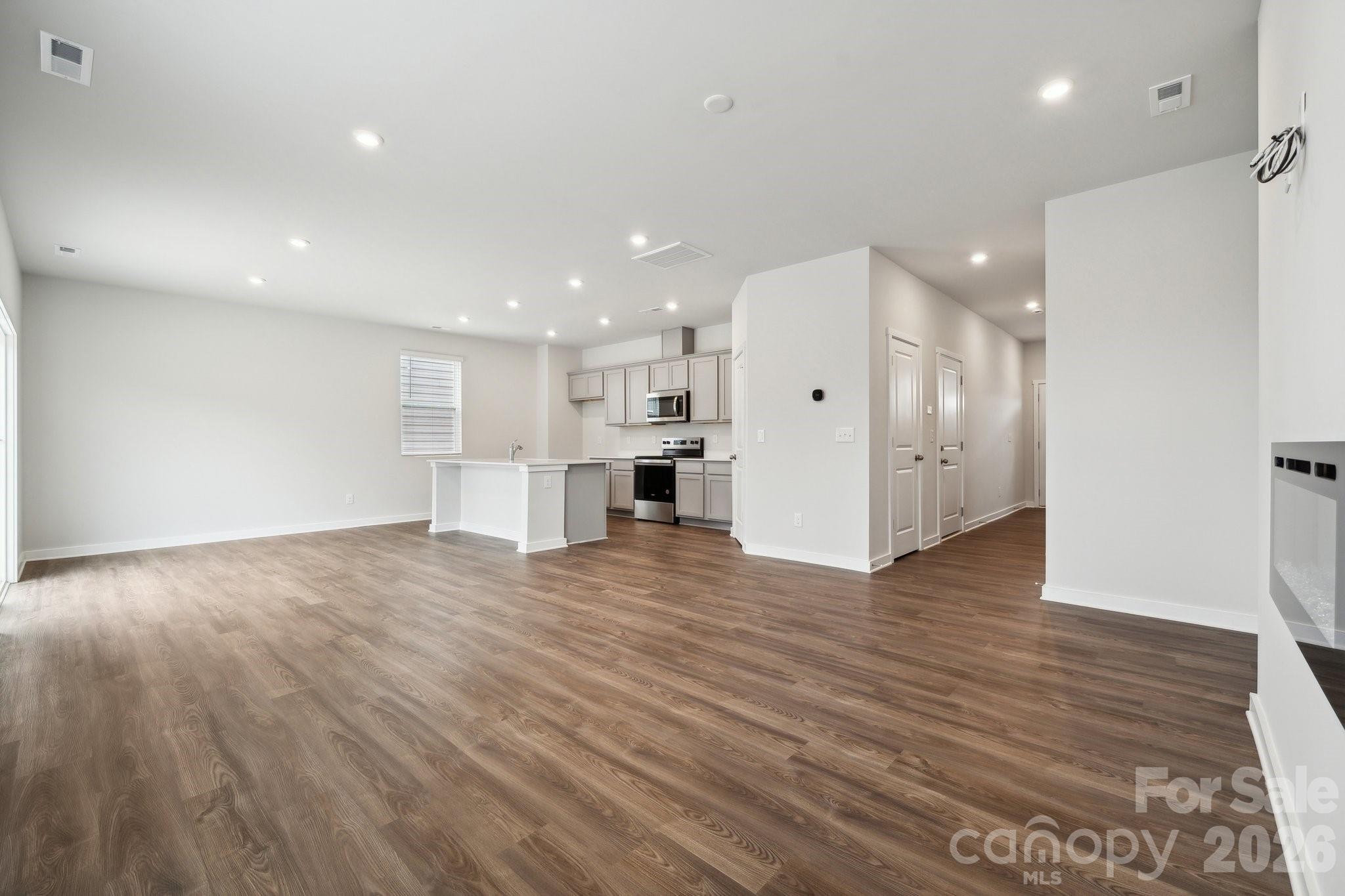 8079 Midas Lane — Locust