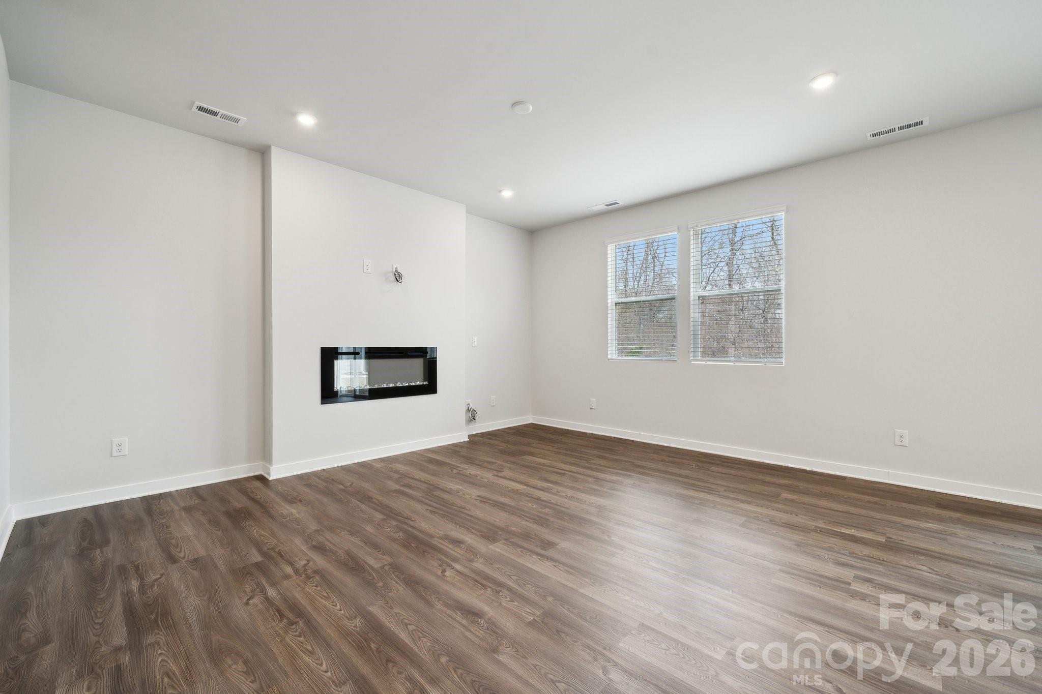 8079 Midas Lane — Locust