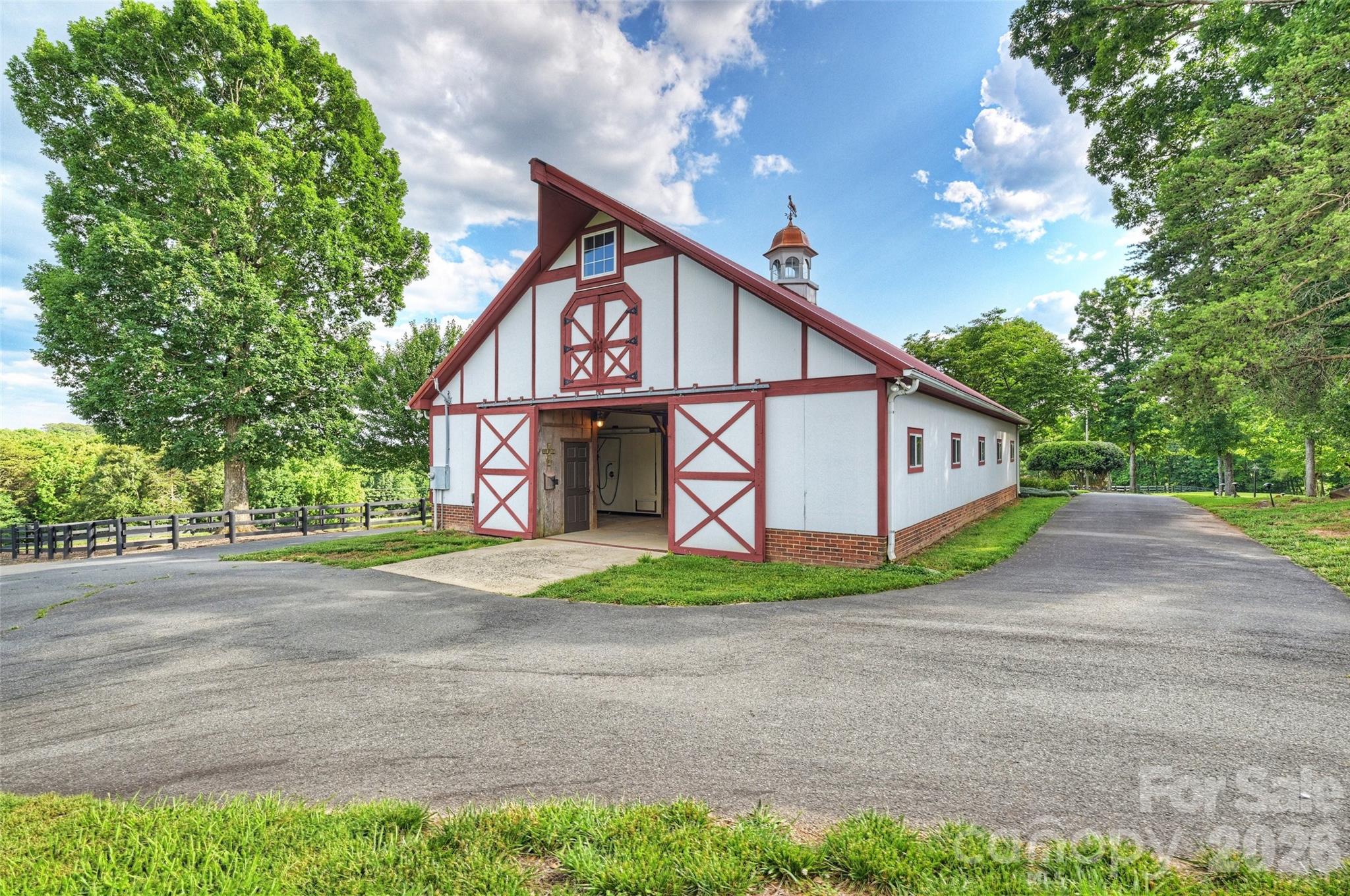 172 Tuckertown Road — New London