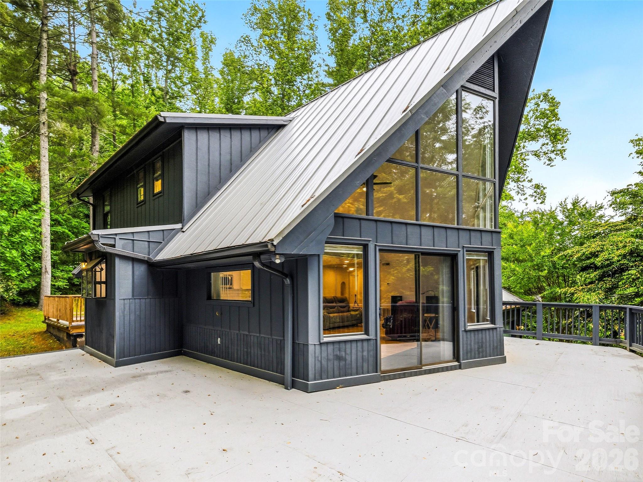 70 Skyline Drive — Hendersonville