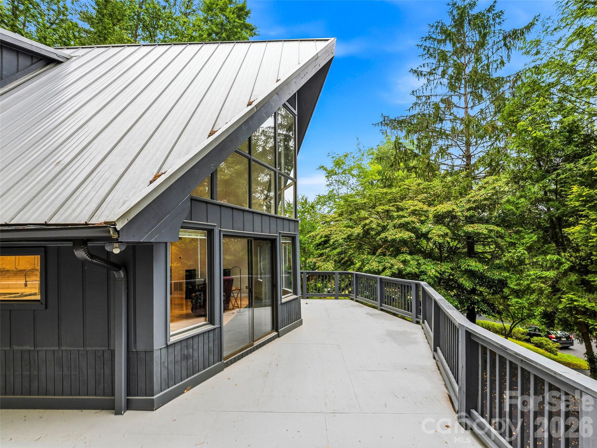 70 Skyline Drive — Hendersonville
