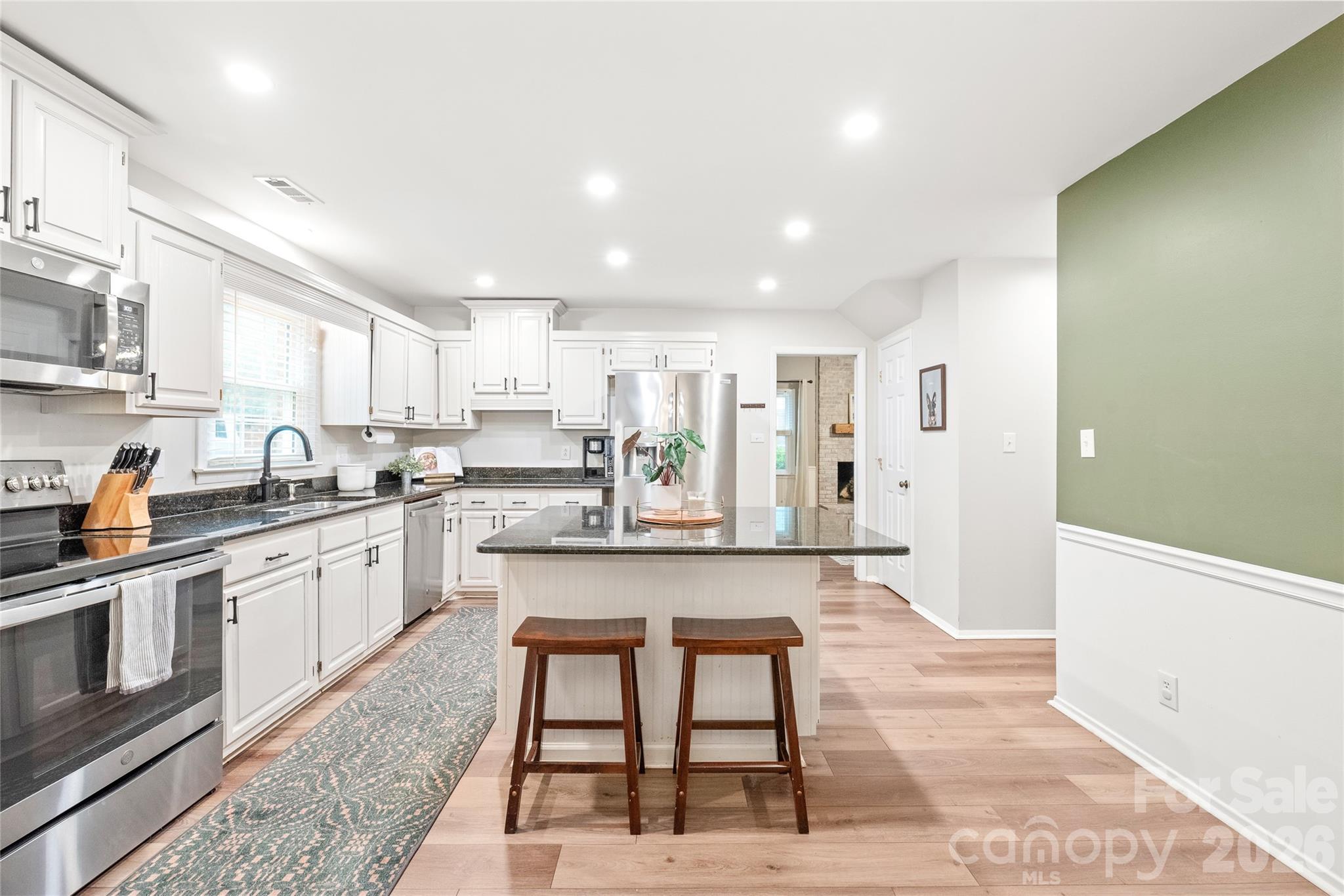 419 Scarborough Lane — Matthews