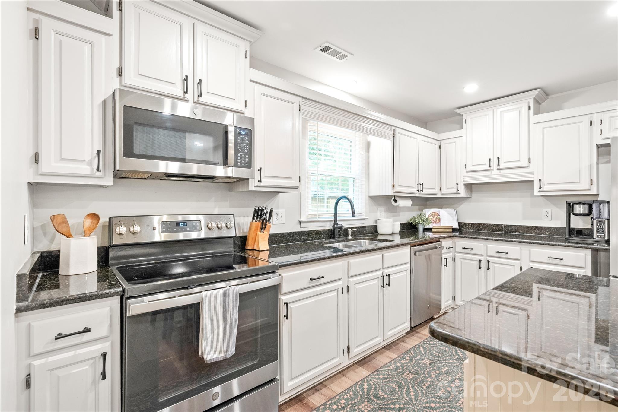 419 Scarborough Lane — Matthews
